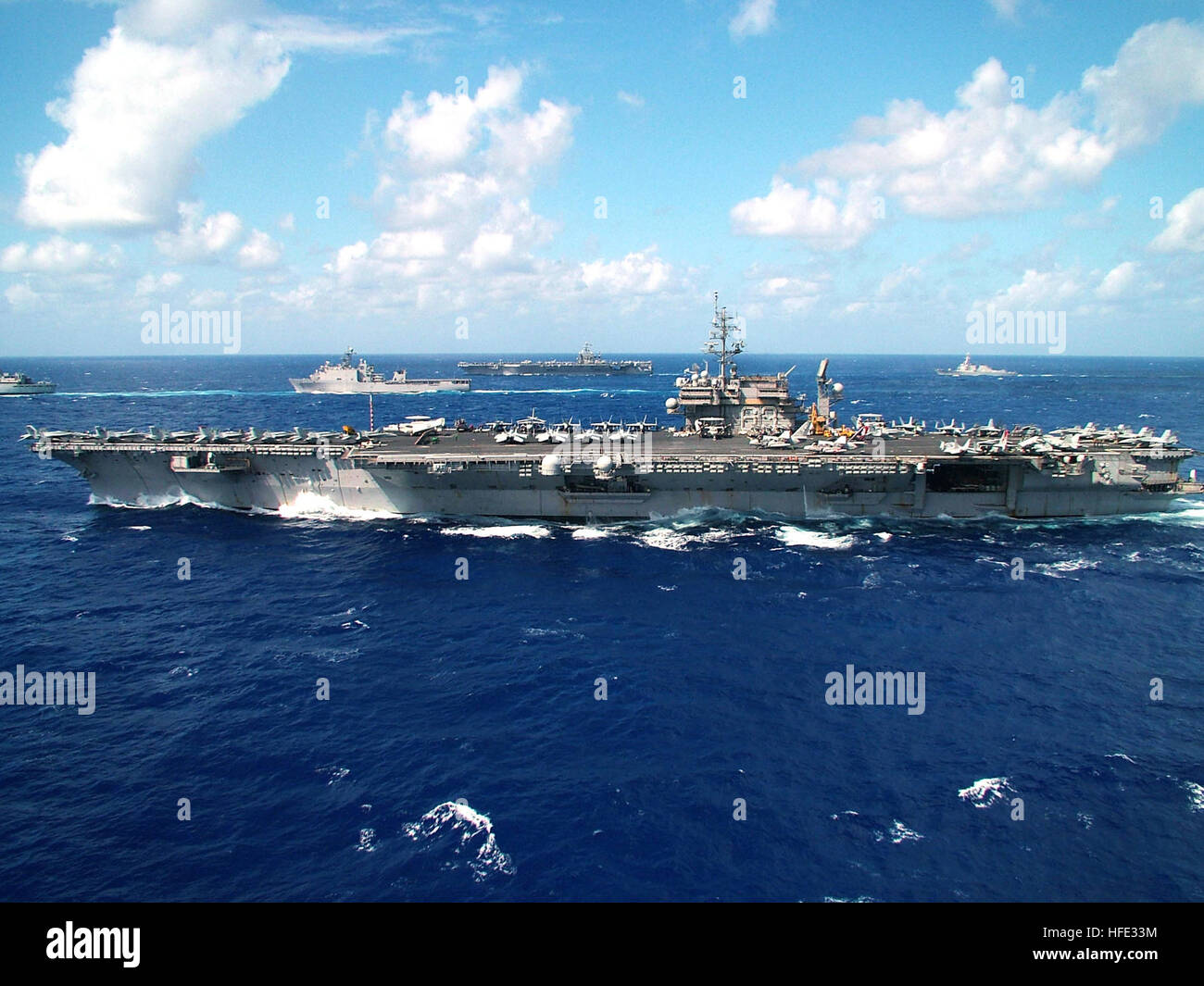 040807-N-0120R-115 Pazifik (7. August 2004) Ð Flugzeugträger USS Kitty Hawk (CV-63) und USS John C. Stennis (CVN-74) Dampf in Position für ein Foto-Übung. Kitty Hawk und Stennis Querschnittsthemas nahm vor kurzem an gemeinsamen Air/Sea Übung 2004 (JASEX Ô04).  Kitty Hawk ist derzeit im Gange in der 7. Flotte Verantwortungsbereich (AOR) wie das Schiff als weltweit einzige dauerhaft nach vorne bereitgestellt Flugzeugträger, Projektion und Meer Leistungsregelung zeigt von Yokosuka, Japan. US Navy Foto vom Fotografen der 2. Klasse William H. Ramsey Mate uns Marine 040807-N-0120R-115 Flugzeuge Stockfoto