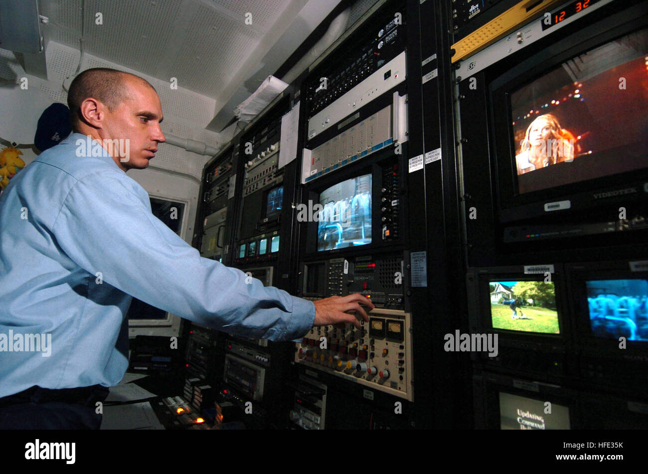 040810-N-6213R-121 Pazifik (10. August 2004) - Journalist 2. Klasse Christopher Fowler aus Woodbury, NJ, fügt ein Videoband in das Schiff Informations-Ausbildung-Unterhaltung (Website) TV-Konsole in das Fernsehstudio an Bord der USS John C. Stennis (CVN-74). Website-Fernsehen wird verwendet, um die Besatzung der bevorstehende Veranstaltungen zu informieren, bieten visuelle Trainingsvideos und Filme. Stennis und Carrier Air Wing 14 (CVW-14) sind auf dem Meer auf einer geplanten Bereitstellung. US Navy Foto vom Fotografen der 3. Klasse Mark J. Rebilas (freigegeben) uns Marine 040810-N-6213R-121 Journalist Mate 2. Klasse Christoph Stockfoto