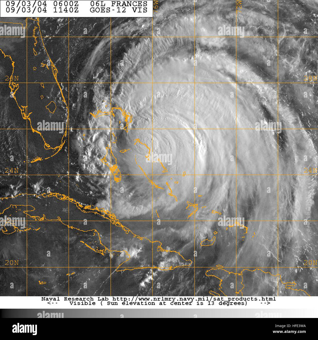 040903-N-0000 X-003 Mid-Atlantic Ocean (3. September 2004) Ð Satellitenbild vom GOES-12 Satelliten der Hurrikan Frances auf etwa 0740 getroffen ist EST. Frances, einem 300 Meile-weite Kategorie 3 Hurrikan auf Saffir-Simpson Hurrikan-Skala, ungefähr 250 Meilen ostsüdöstlich von der Ostküste Floridas, in der Nähe von 9 Knoten verschieben. Maximale Windgeschwindigkeiten bleiben in der Nähe von 120 km/h mit Winde, die Verlängerung nach außen bis zu 85 Meilen. Der Kern des Sturms wird voraussichtlich Landfall in Florida am frühen Samstag Morgen getroffen, nur drei Wochen nach Hurrikan Charley linken Milliarden Dollar im Schaden als es fegte ac Stockfoto