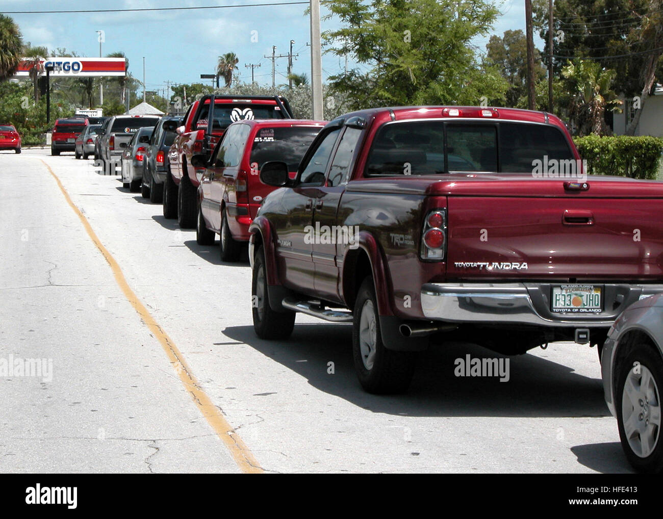 040909-N-9246W-007 Naval Air Station Key West, Florida (Sept. 9, 2004) - eine Linie der Autofahrer warten ihrerseits bis Kraftstoff an der Tankstelle Navy Exchange auf Sigsbee Park an Bord Naval Air Station (NAS) Key West, Florida NAS Schlüsselwesten Personal machen letzte Vorbereitungen, bevor eine Evakuierung vor der Ankunft der Hurrikan Ivan bestellt ist. Ivan, ein extrem gefährlich Kategorie 4 Hurrikan auf Saffir-Simpson Hurrikan-Skala hat maximale Windgeschwindigkeiten in der Nähe von 145 km/h mit höheren Böen. Hurrikan Winde erstrecken sich nach außen oben auf 50 Meilen vom Stadtzentrum und tropischer Sturmwinde zu verlängern Stockfoto