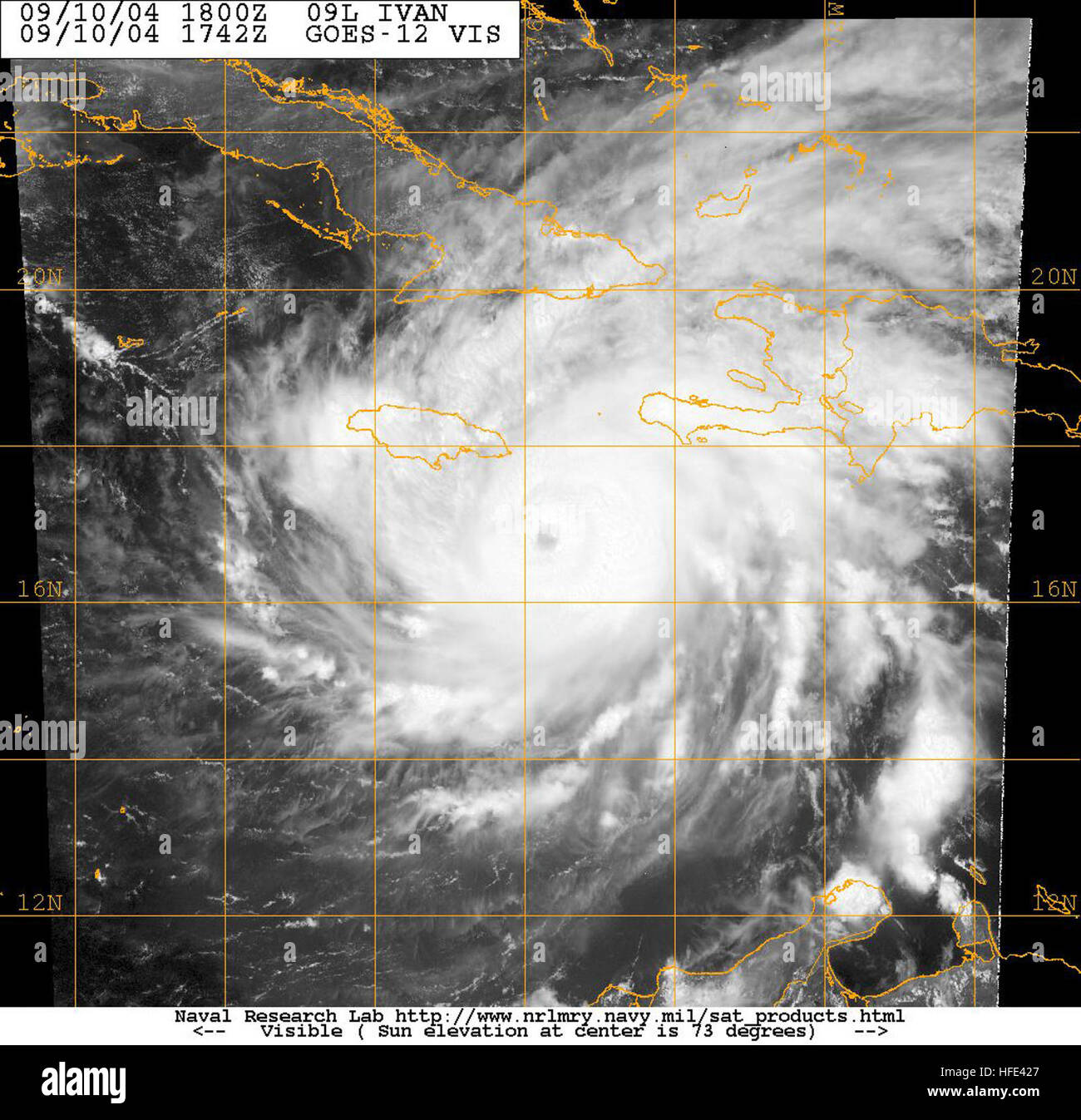 040910-N-0000W-002 Karibik (10. September 2004) Ð Satellitenbild aufgenommen vom Satelliten GOES-12 der Hurrikan Ivan bei ca. 1400 est Iwan, eine extrem gefährliche Kategorie 4 Hurrikan auf Saffir-Simpson Hurrikan-Skala hat maximale Windgeschwindigkeiten in der Nähe von 145 km/h mit höheren Böen. Hurrikan Winde erstrecken sich nach außen oben auf 60 Meilen vom Stadtzentrum und tropischer Sturmwinde nach außen bis zu 175 Meilen verlängern. Die klar definierte Auge des Hurrikan Ivan befand sich etwa 85 Meilen südöstlich von Kingston Jamaica. Hurrikan Ivan hat mindestens 32 Menschen in Grenada, Tobago und Venezu getötet. Stockfoto