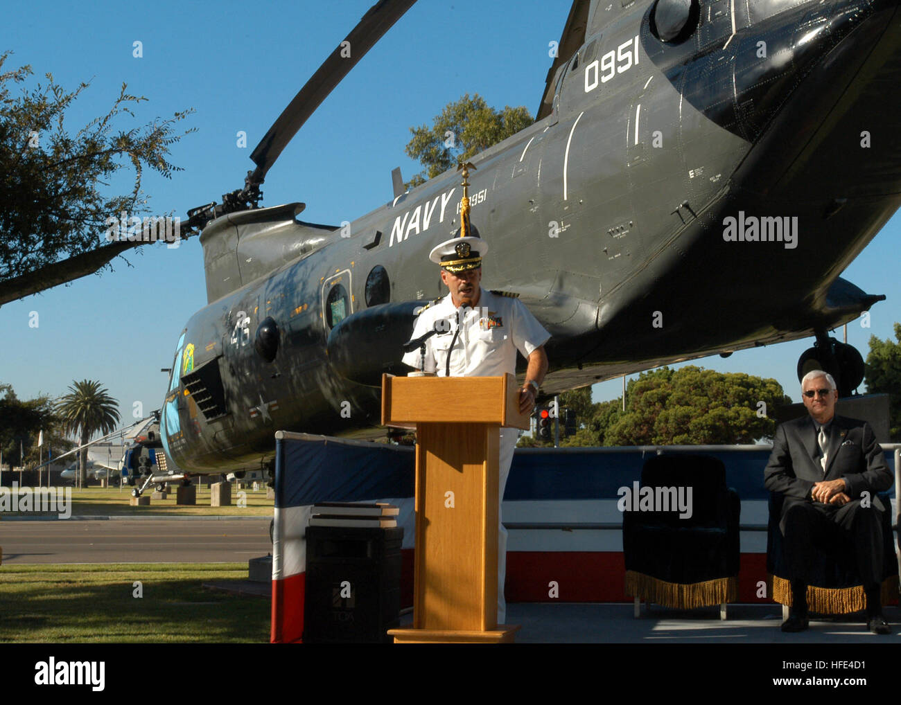 040924-N-2636M-011 San Diego, Kalifornien (24. September 2004) Ð Commander, Hubschrauber taktischer Flügel, US-Pazifikflotte, Captain Mitchell T. Swecker befasst sich mit die Masse bei der Einweihung eines Denkmals, das erinnert an die H - 46 D Sea Knight Helikopter in den Ruhestand.  Die ehrwürdige H - 46D Sea Knight zieht sich nach 40 Jahren Dienst als NavyÕs Rückgrat in der Luft Logistik und vertikale Nachschub aus dem Vietnamkrieg Operation Iraqi Freedom (OIF). Foto: U.S. Navy des Fotografen Mate 3. Klasse Kleynia R. McKnight (freigegeben) uns Marine 040924-N-2636M-011 Kalifornien (24. September 2004) %% 5Enda Stockfoto