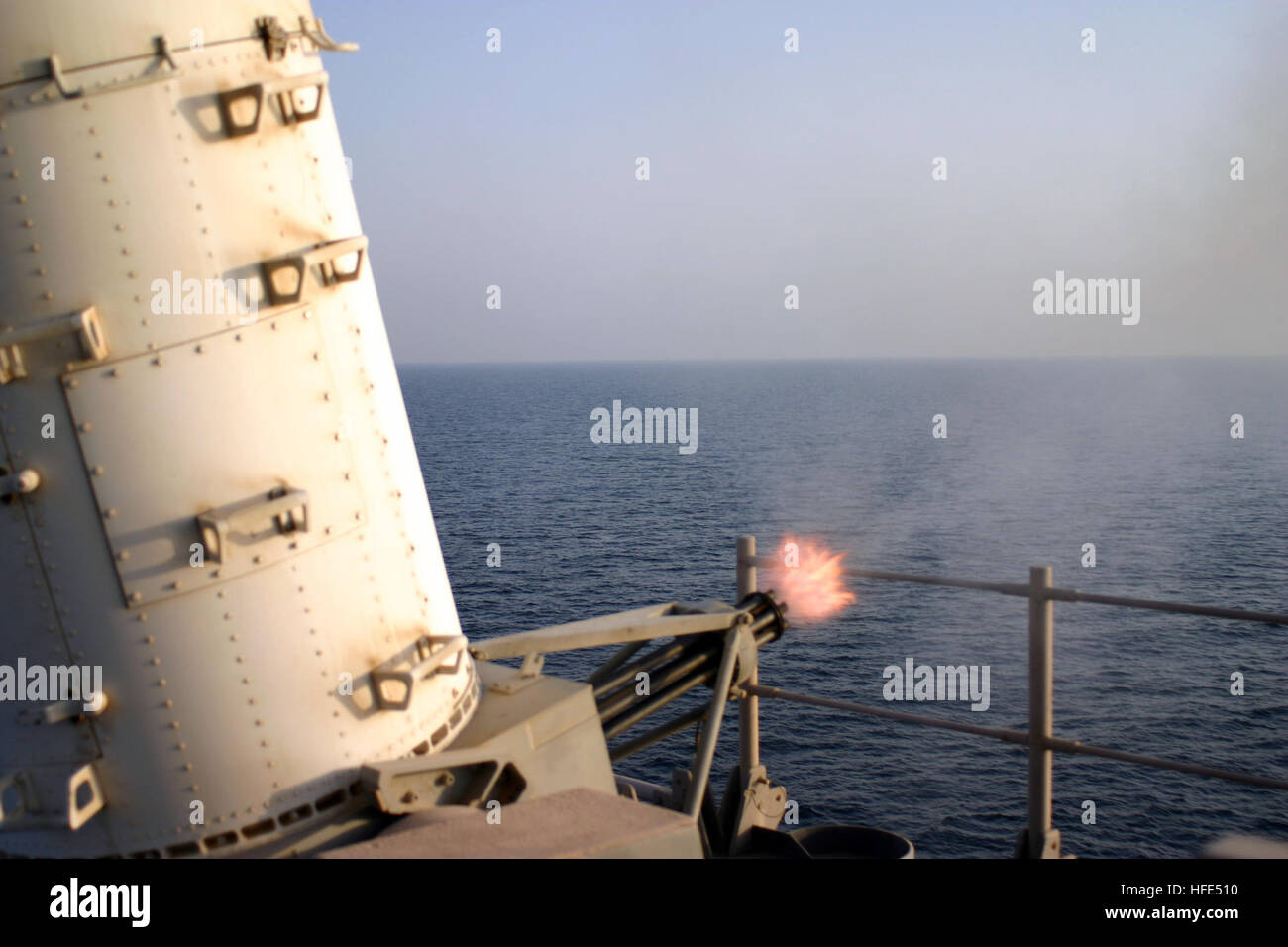 20041017-N-0922G-001 arabischen Golf (17. Oktober 2004) Ð der Zerstörer USS Spruance (DD-963) führt ein schließen-in Weapons System (CWIS) live Brandversuch während eines Pre-Ziel Kalibrierung Feuer (PACFIRE) in den Persischen Golf. CWIS ist eine schnelle Reaktion, Schnellfeuer 20-Millimeter-Pistole-System, das bietet US Marine Schiffe mit einer Klemme Verteidigung gegen Anti-Schiff-Raketen, die andere Flotte Verteidigung eingedrungen sind. Spruance wird auf den Persischen Golf zur Unterstützung der globalen Krieg gegen den Terrorismus bereitgestellt. Foto: U.S. Navy Intelligence Specialist 1. Klasse Ralph F. Gibbs (freigegeben) uns Marine 041017-N-0922G-001 Zerstörer U Stockfoto