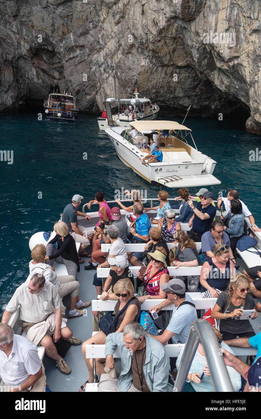Linie von Touristen Boote zu der berühmten blauen Grotte - eine Meereshöhle an der Küste der Insel von Capri, Neapel, Italien, Europa Stockfoto