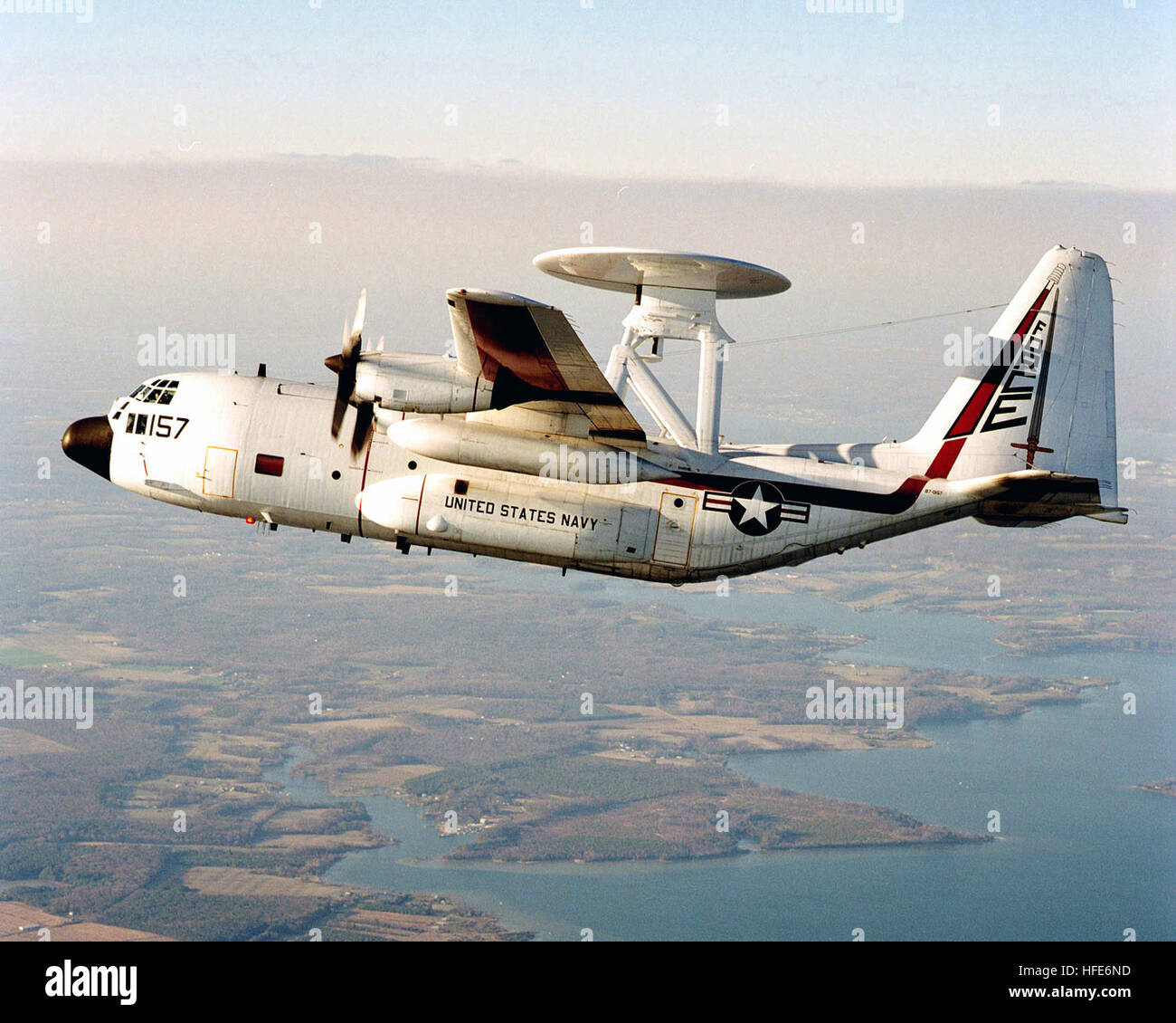 021028-N-0000 X-001 Patuxent River, Maryland (28. Oktober 2002)--ein NC - 130 H bietet eine während des Fluges Testumgebung für ein Radar Modernisierung Programm (RMP) in der Entwicklung für die nächste Generation E - 2 C "Hawkeye" Carrier Airborne Early Warning (VAW) von Flugzeugen.  Lockheed Martin erzeugt fünf Radarsysteme, die Qualifikation, Zuverlässigkeit und Flug getestet, gefolgt von einem Full-Scale Produktionsprogramm verwendet werden, die bis zum Jahr 2020 75 Flugzeuge der E - 2 C-Flotte ausstatten wird. US Navy Foto.  (FREIGEGEBEN) US Navy 021028-N-0000 X-001 An NC - 130 H bietet Flight Test ein Extrabett für ein Radar Modernisierung Programm (RMP) Stockfoto