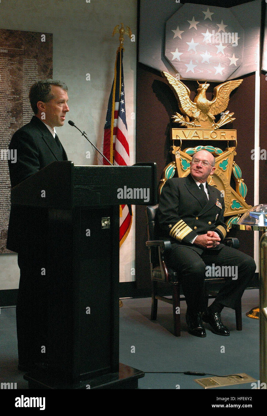 041215-N-2383B-077-Washington, D.C. (15. Dezember 2004) - Commander Scott D. Conn, ehemaliger Kommandierender Offizier der Strike Fighter Squadron One drei Six (VFA-136), spricht nach der Preisverleihung Vice Admiral James B. Stockdale Führung von Chief of Naval Operations (CNO) Admiral Vern Clark präsentiert. Commander Scott war einer von zwei um die Auszeichnung entgegenzunehmen. Commander Lindsay R. Hankins, ehemaliger Kommandant der Los-Angeles-Klasse Angriffs u-Boot USS Greenville (SSN-772) wurde ebenfalls geehrt. Dies war der zwanzig - vierten jährlichen Vice Admiral James B. Stockdale Leadership Award-Zeremonie im Pentagon. Die annua Stockfoto