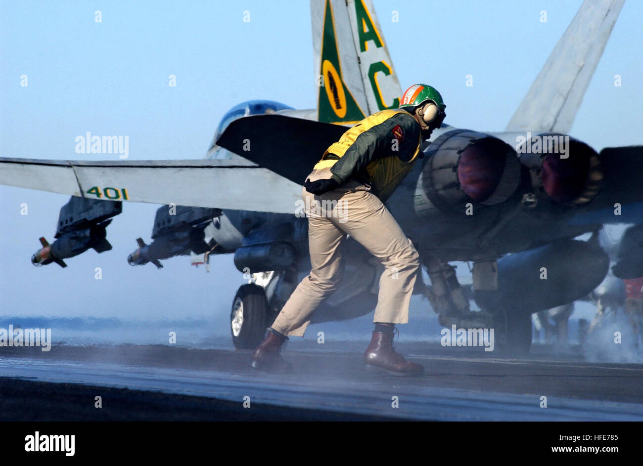 041229-N-6363M-011 Persischen Golf (29. Dezember 2004) Ð Flugzeuge Shooter, LT Lamar Bradley, erholt sich schnell nach der Aufnahme einer F/A - 18 C Hornet zu die ÒGunslingersÓ von Strike Fighter Squadron One Zero Five (VFA-105) aus dem Flugdeck der USS Harry S. Truman (CVN-75). Derzeit sind Flugzeuge von Carrier Air Wing drei (CVW-3) an Bord Truman begann Bereitstellung von Luftnahunterstützung und Durchführung von Intelligenz Überwachung und Aufklärungsmissionen im laufenden Betrieb über irakische. Truman Carrier Strike Group und CVW-3 sind auf eine regelmäßige Bereitstellung zur Unterstützung der globalen Krieg gegen den Terror Stockfoto