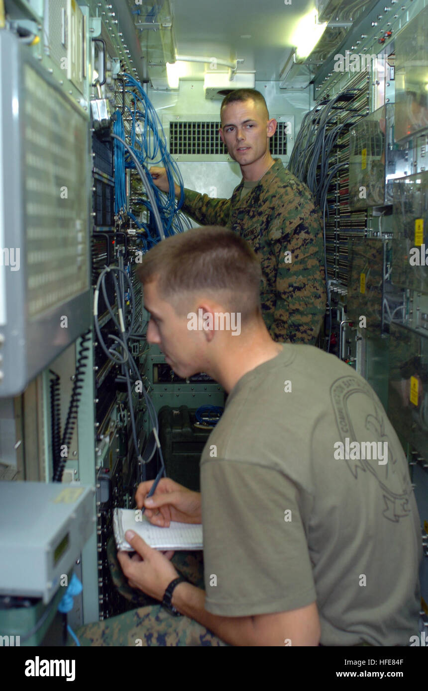 050112-N-8252B-020 Utapao, Thailand (12. Januar 2005) - Lance Cpl. Aaron Carlson und Sgt. Matthew Jobe Mann eine Telefonzentrale in Utapao, Thailand. Carlson und Jobe zugewiesen 7. Kommunikation Bataillon, III. Marine Expeditionary Force, Sitz in Okinawa, Japan. Mehr als 13.000 Marines, Matrosen, Flieger, Soldaten und Küste Gardisten mit kombiniert Unterstützung Kraft fünf drei sechs (CSF-536) arbeiten mit internationalen Militärs und nicht-Regierungs-Organisationen zugunsten der betroffenen Bevölkerung von Thailand, Sri Lanka und Indonesien nach einem Erdbeben der Stärke 9,0 26. Dezember 2004, löste ein deva Stockfoto