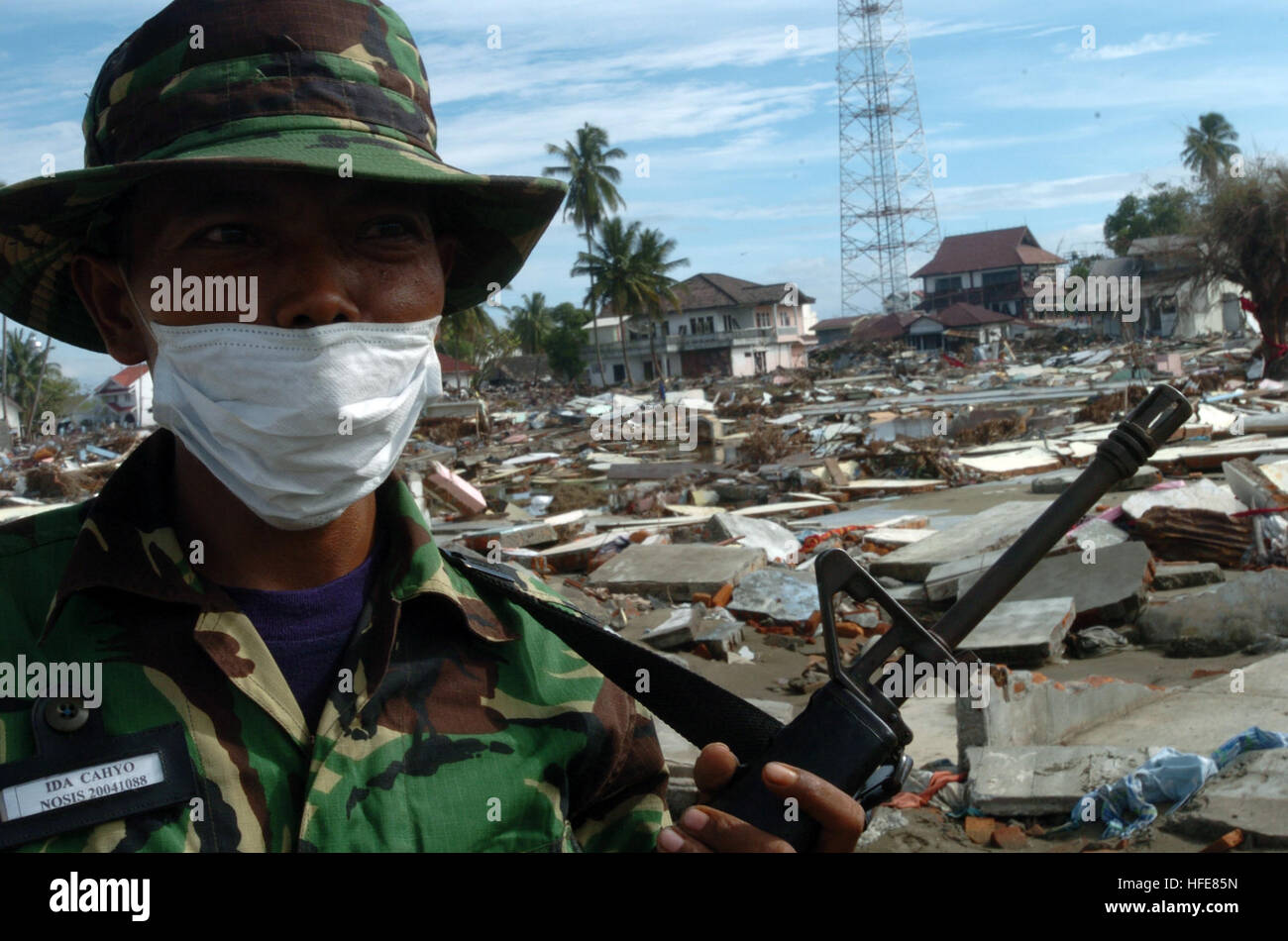 050113-N-7586B-173 Meulaboh, Sumatra, Indonesien (13. Januar 2005) Ð A Soldier aus Singapur bietet Sicherheit in Meulaboh, Sumatra, Indonesien, als Hilfe in der verwüsteten Stadt ausgeliefert wird. Mehr als 18.000 Marines, Matrosen, Flieger, Soldaten und Küste Gardisten mit kombiniert Support Force 536 (CSF-536) arbeiten mit internationalen militärischen und kommerziellen Organisationen zur Unterstützung der betroffenen Bevölkerung von Thailand, Sri Lanka und Indonesien nach eine Erdbeben der Stärke 9,0 verheerende Tsunamis auslösen. Internationalen Anstrengungen zur Minimierung von Leid und mindern Verluste an Menschenleben infolge der Auswirkungen der die Stockfoto