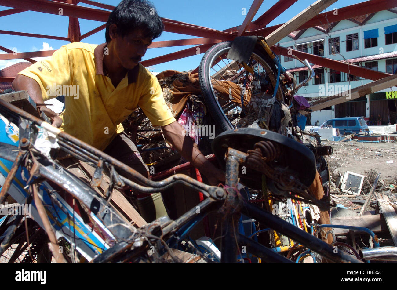 050113-N-7586B-376 Meulaboh, Sumatra, Indonesien (13. Januar 2005) Ð eine indonesische Mann siebt durch die Trümmer in der Stadt Meulaboh auf der Insel Sumatra, Indonesien, für etwas, dass der Wert. Mehr als 18.000 Marines, Matrosen, Flieger, Soldaten und Küste Gardisten mit kombiniert Support Force 536 (CSF-536) arbeiten mit internationalen militärischen und kommerziellen Organisationen zur Unterstützung der betroffenen Bevölkerung von Thailand, Sri Lanka und Indonesien nach eine Erdbeben der Stärke 9,0 verheerende Tsunamis auslösen. Internationalen Anstrengungen zur Minimierung von Leid und mindern Verluste an Menschenleben infolge der e Stockfoto