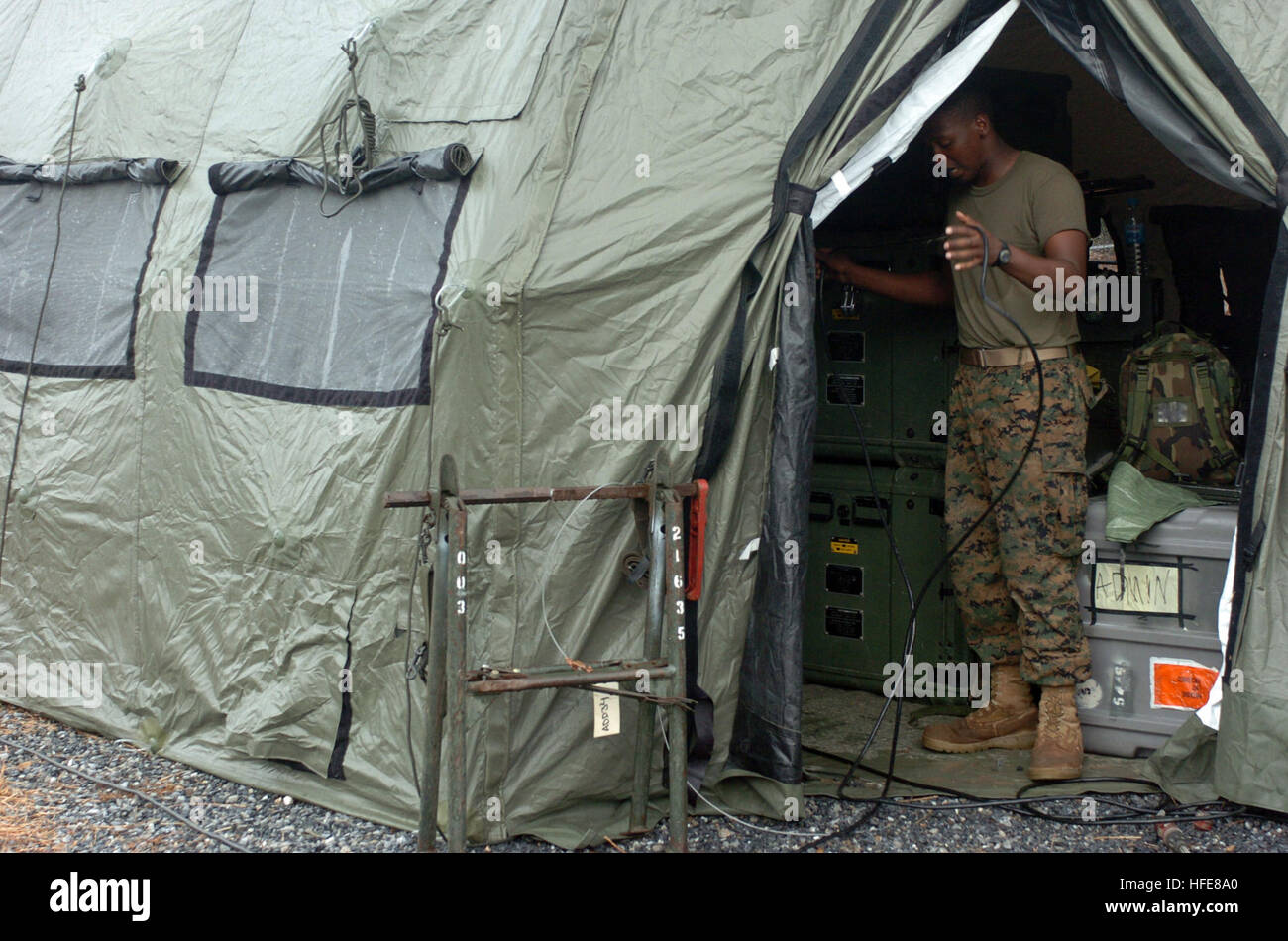 050114-N-2653P-013 Utapao Royal Thai Air Base, Utapao, Thailand (14. Januar 2005) Ð Marine Corps Lance Cpl. Andre M. McKinnon, zugeordnet zum 7. Kommunikation Bataillon, 9. Ingenieur Support Battalion, entwirrt Kommunikation Kabel vom kombiniert Unterstützung Kräfte fünf drei Six (CSF-536) auf Utapao Royal Thai Air Base, Thailand verwendet. Mehr als 18.000 Marines, Matrosen, Flieger, Soldaten und Küste Gardisten mit kombiniert Support Force 536 (CSF-536) arbeiten mit internationalen militärischen und kommerziellen Organisationen an die betroffenen Menschen von Thailand, Sri Lanka und Indonesien nach einem Magnit unterstützen Stockfoto