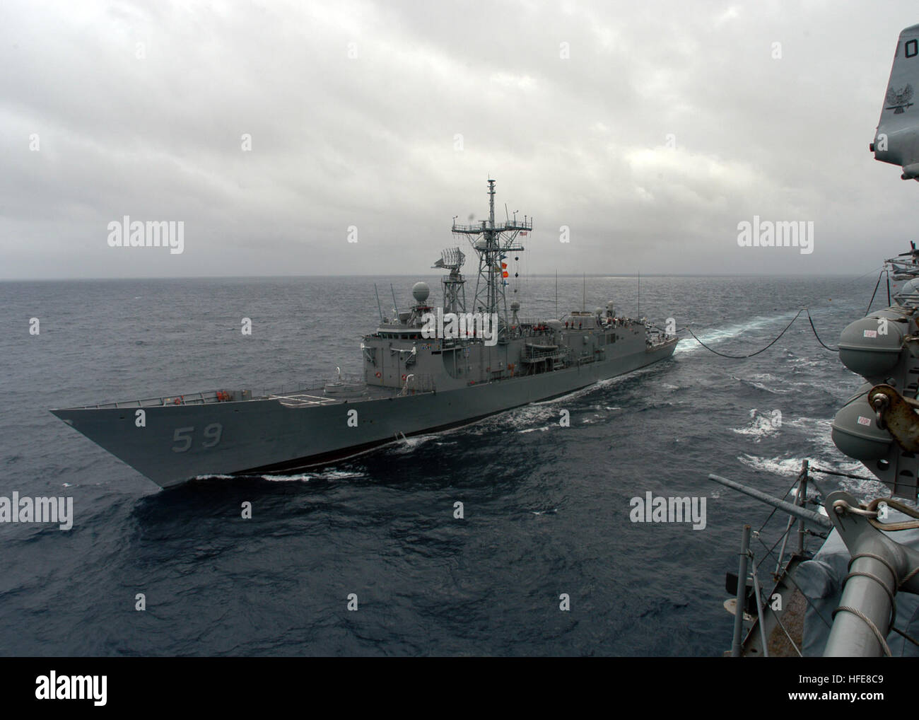 050115-N-5313A-017-Atlantik (15. Januar 2005) Ð die Lenkflugkörper Fregatte USS Kauffman (FFG 59) neben der amphibischen Angriff kommt Schiff USS Kearsarge (LHD-3) während ein Nachschub auf dem Meer. Die Kearsarge Expeditionary Strike Group und der 26. Marine Expeditionary Unit (MEU) sind in einer Expeditionary Strike Group Übung in Vorbereitung für den nächsten geplanten Einsatz beteiligt. US Navy Foto des Fotografen Mate Airman Sarah E. Ard (freigegeben) US Navy 050115-N-5313A-017 die Lenkflugkörper Fregatte USS Kauffman (FFG 59) neben der amphibischen Angriff kommt Schiff USS Kearsa Stockfoto