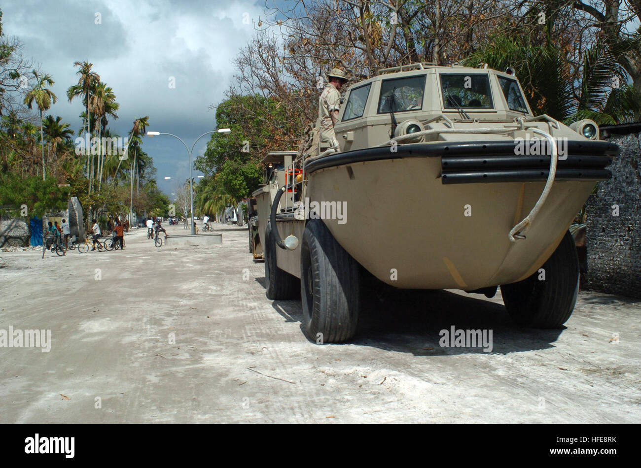 050122-N-8252B-187 Isdhoo Kalaidhoo, Malediven (22. Januar 2005) - bringt ein leichter amphibious Resupply Cargo (LARC) Ausrüstung zu helfen, einige der Trümmer in Gebieten, die vom 26. Dezember 2004 Tsunami in Südostasien zu löschen. Mehr als 18.000 Marines, Matrosen, Flieger, Soldaten und Küste Gardisten mit kombiniert Unterstützung Kraft fünf drei sechs (CSF-536), verwüsteten arbeiten mit internationalen Militärs und nicht-Regierungs-Organisationen zugunsten der betroffenen Menschen in Thailand, Sri Lanka und Indonesien nach dem Tsunami die Region. Eine kombinierte Stützkraft der Gastgeberländer, zivilen Hilfsorganisationen Stockfoto
