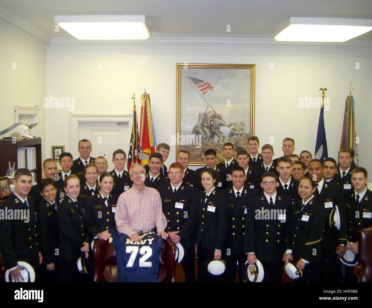 021123-N-3399W-001-Washington, D.C. (23. November 2002) – Secretary Of The Navy, Gordon R. England ist umgeben von Naval Academy Midshipmen in seinem Büro des Pentagon.  Die Sekretärin eingeladen die Midshipmen in für eine spezielle Führung seines Amtes als Teil ihres Besuchs in historischen Besuch, die seit 1942 als Hauptquartier für das Department of Defense gedient hat.  Foto: U.S. Navy Captain Kevin Wensing.  (FREIGEGEBEN) U.S. Navy 021123-N-3399W-001 Secretary Of The Navy, Gordon R. England ist umgeben von Naval Academy Midshipmen in seinem Pentagon-Büro Stockfoto