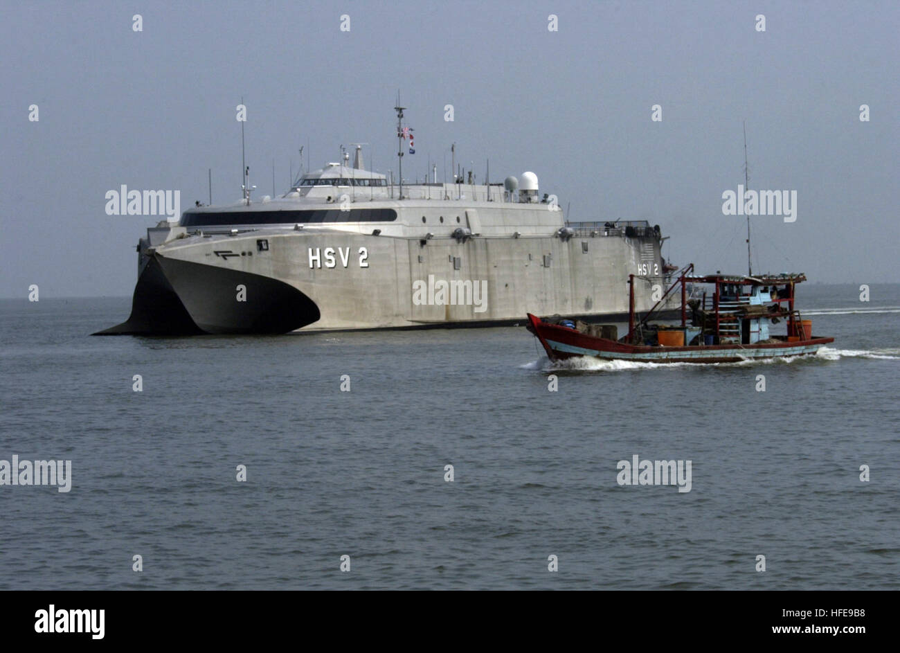 Belawan, Indonesien - bereitet USS Swift (HSV-2) sich auf 3. Februar 2005 an der Pier in Belawan, dock.  Die USS Swift übertragen Wasser Reinigung Chemikalien, medizinische Versorgung und Reis aus dem Volk von Mexiko für die Opfer des Tsunami bezeichnet.  Mehr als 18.000 Marines, Matrosen, Flieger, Soldaten und Küste Gardisten mit kombiniert Support Force 536 arbeiten mit internationalen Militärs und nicht-Regierungs-Organisationen zur Unterstützung der betroffenen Bevölkerung von Thailand, Sri Lanka und Indonesien nach eine Erdbeben der Stärke 9,0 26. Dezember verheerende Tsunamis auslösen.  Internationale Anstrengungen zur Minimierung leiden Stockfoto