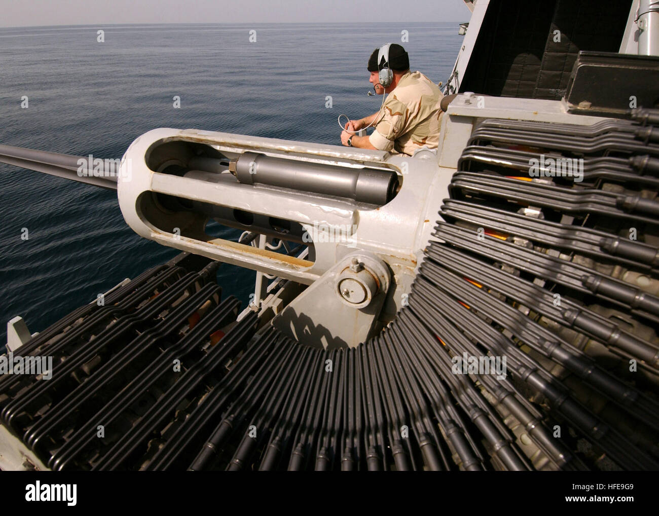 050206-N-5345W-051-Persian Gulf (6. Februar 2005) - Gunner es Mate 3. Klasse Robert Jackson hält einen Ausblick in der Nähe von MK-38 25 mm Maschinengewehr-System er manning ist während der Backbord Wache an Bord der Arleigh-Burke-Klasse Lenkwaffenzerstörer USS Mason (DDG-87). Das Mk-38 25mm Maschinengewehr System ist ein Einzel-Zylinder, luftgekühlt, schweres Maschinengewehr in der Lage, 175 Schuss pro Minute. Mason führt Operationen im Persischen Golf als Teil der Zerstörer Geschwader zwei sechs (DESRON 26) und der USS Harry S. Truman (CVN-75) Carrier Strike Group (CSG). Die Truman CSG und CVW-3 sind auf eine regelmäßig Stockfoto