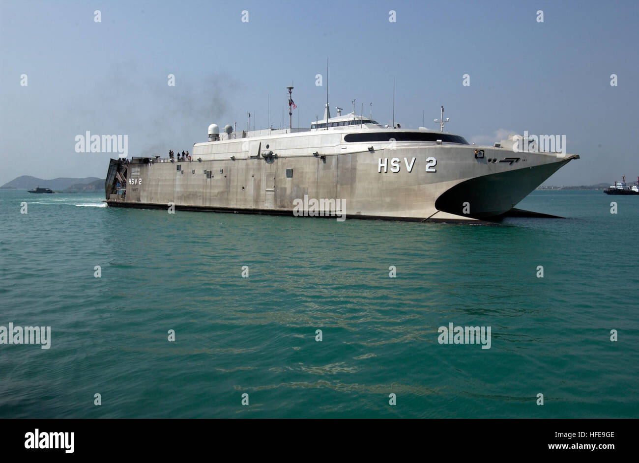 050207-N-3642E-002 Sattahip, Thailand (7. Februar 2005) - The High Speed Schiff zwei (HSV-2) "Swift" bereitet sich auf docken an den Chuc Sumet Hafen in Sattahip, Thailand. SWIFT Spielzeug übertragen und ausgestopfte Tiere gespendet von Soldaten stationiert in Hawaii, für die Opfer der Tsunami-Katastrophe, die Südostasien getroffen. Mehr als 18.000 Marines, Matrosen, Flieger, Soldaten und Küste Gardisten mit kombiniert Unterstützung Kraft fünf drei sechs (CSF-536), in Zusammenarbeit mit internationalen Militärs und nicht-Regierungs-Organisationen an die betroffenen Menschen von Thailand, Sri Lanka und Indonesien nach dem verheerenden Tsunami zu unterstützen Stockfoto