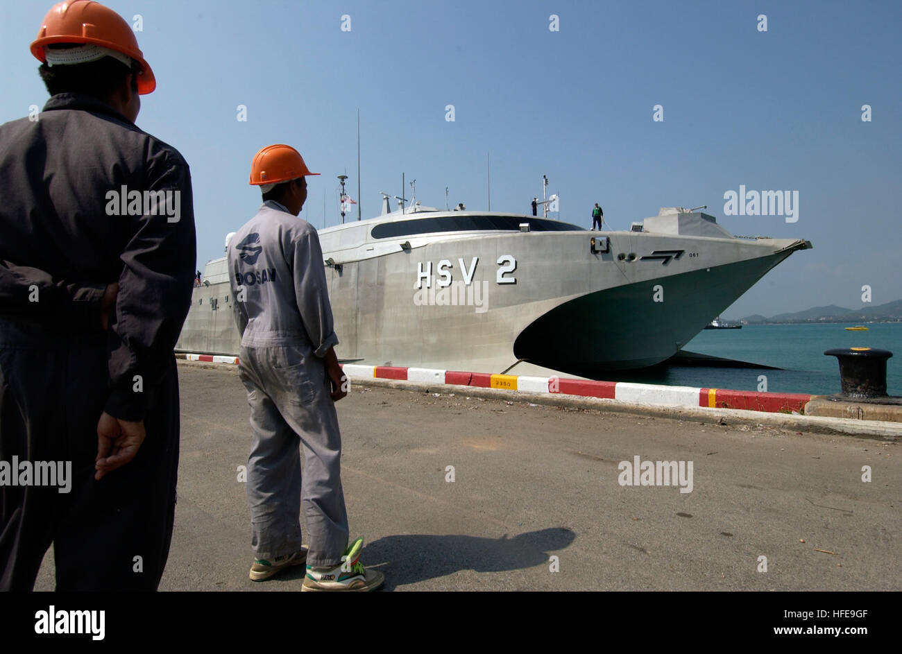 050207-N-3642E-003 Sattahip, Thailand (7. Februar 2005) - Hafenarbeiter stehen bereit, um die hohe Geschwindigkeit Schiff zwei (HSV-2) "Swift" festmachen, wie bereitet sie docken an den Chuc Sumet Hafen in Sattahip, Thailand. SWIFT Spielzeug übertragen und ausgestopfte Tiere gespendet von Soldaten stationiert in Hawaii, für die Opfer der Tsunami-Katastrophe, die Südostasien getroffen. Mehr als 18.000 Marines, Matrosen, Flieger, Soldaten und Küste Gardisten mit kombiniert Unterstützung Kraft fünf drei sechs (CSF-536), in Zusammenarbeit mit internationalen Militärs und nicht-Regierungs-Organisationen zugunsten der betroffenen Bevölkerung von Thailand, Sri Lanka Stockfoto