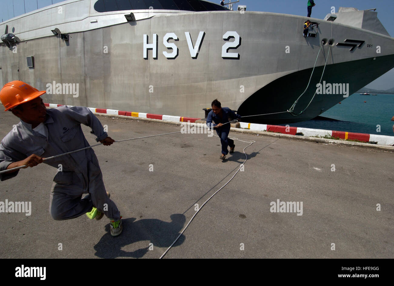 050207-N-3642E-004 Sattahip, Thailand (7. Februar 2005) – Hafenarbeiter zusammenarbeiten, um hohe Geschwindigkeit Schiff zwei (HSV-2) "Swift" an der Pier im Hafen Chuc Sumet in Sattahip, Thailand festmachen. SWIFT Spielzeug übertragen und ausgestopfte Tiere gespendet von Soldaten stationiert in Hawaii, für die Opfer der Tsunami-Katastrophe, die Südostasien getroffen. Mehr als 18.000 Marines, Matrosen, Flieger, Soldaten und Küste Gardisten mit kombiniert Unterstützung Kraft fünf drei sechs (CSF-536), in Zusammenarbeit mit internationalen Militärs und nicht-Regierungs-Organisationen zugunsten der betroffenen Bevölkerung von Thailand, Sri Lanka und Indonesien Stockfoto