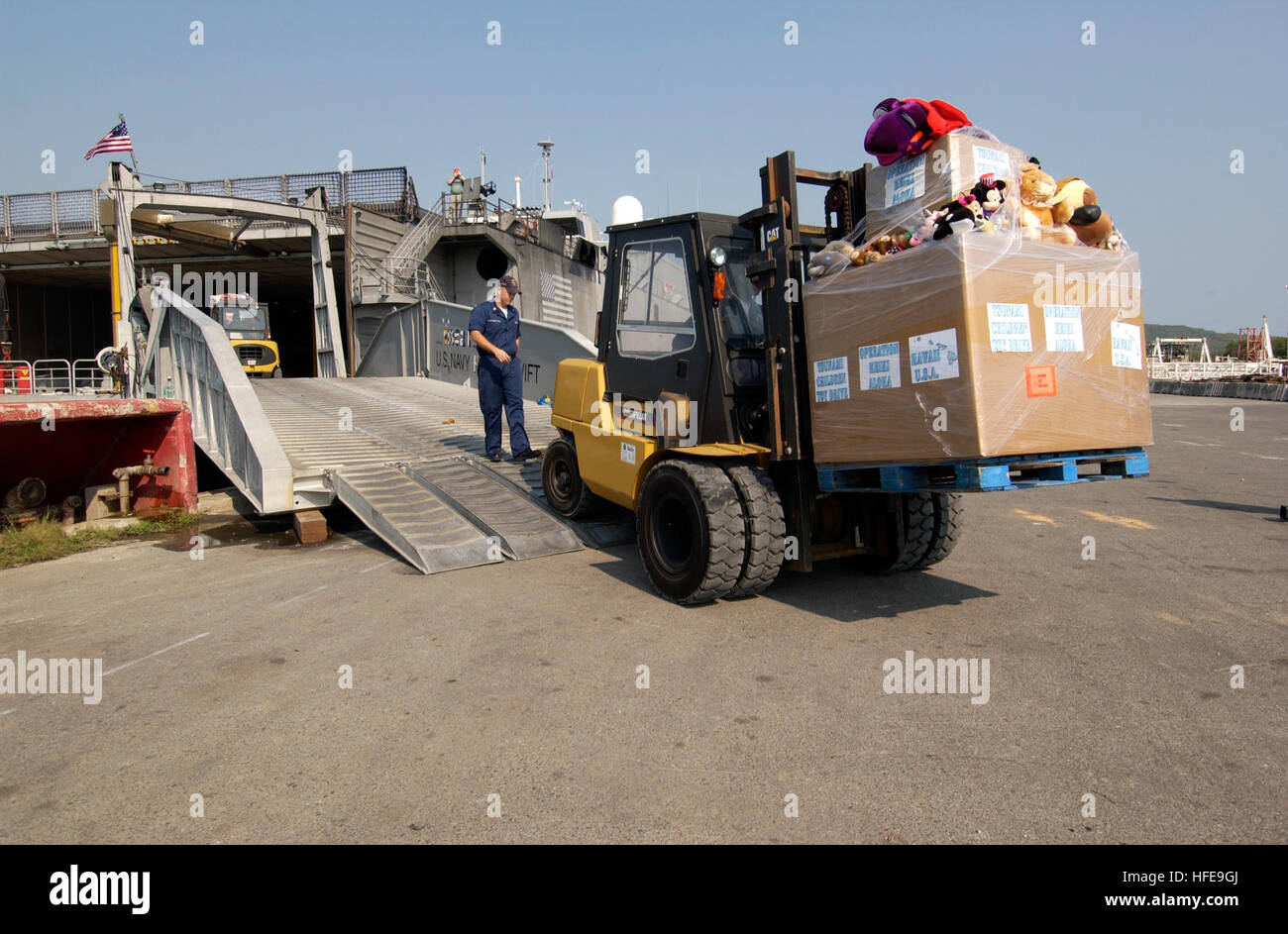 050207-N-3642E-008 Sattahip, Thailand (7. Februar 2005) – Spielzeug gespendet von Militärpersonal in Hawaii stationiert sind ausgelagert, von hoher Geschwindigkeit Schiff zwei (HSV-2) "Swift" vor wird übergeben-Out für die Opfer der Tsunami-Katastrophe, die Südostasien getroffen. Mehr als 18.000 Marines, Matrosen, Flieger, Soldaten und Küste Gardisten mit kombiniert Unterstützung Kraft fünf drei sechs (CSF-536), verwüsteten arbeiten mit internationalen Militärs und nicht-Regierungs-Organisationen zugunsten der betroffenen Menschen in Thailand, Sri Lanka und Indonesien nach dem Tsunami die Region. Eine kombinierte Stützkraft der Gastgeberländer, civi Stockfoto