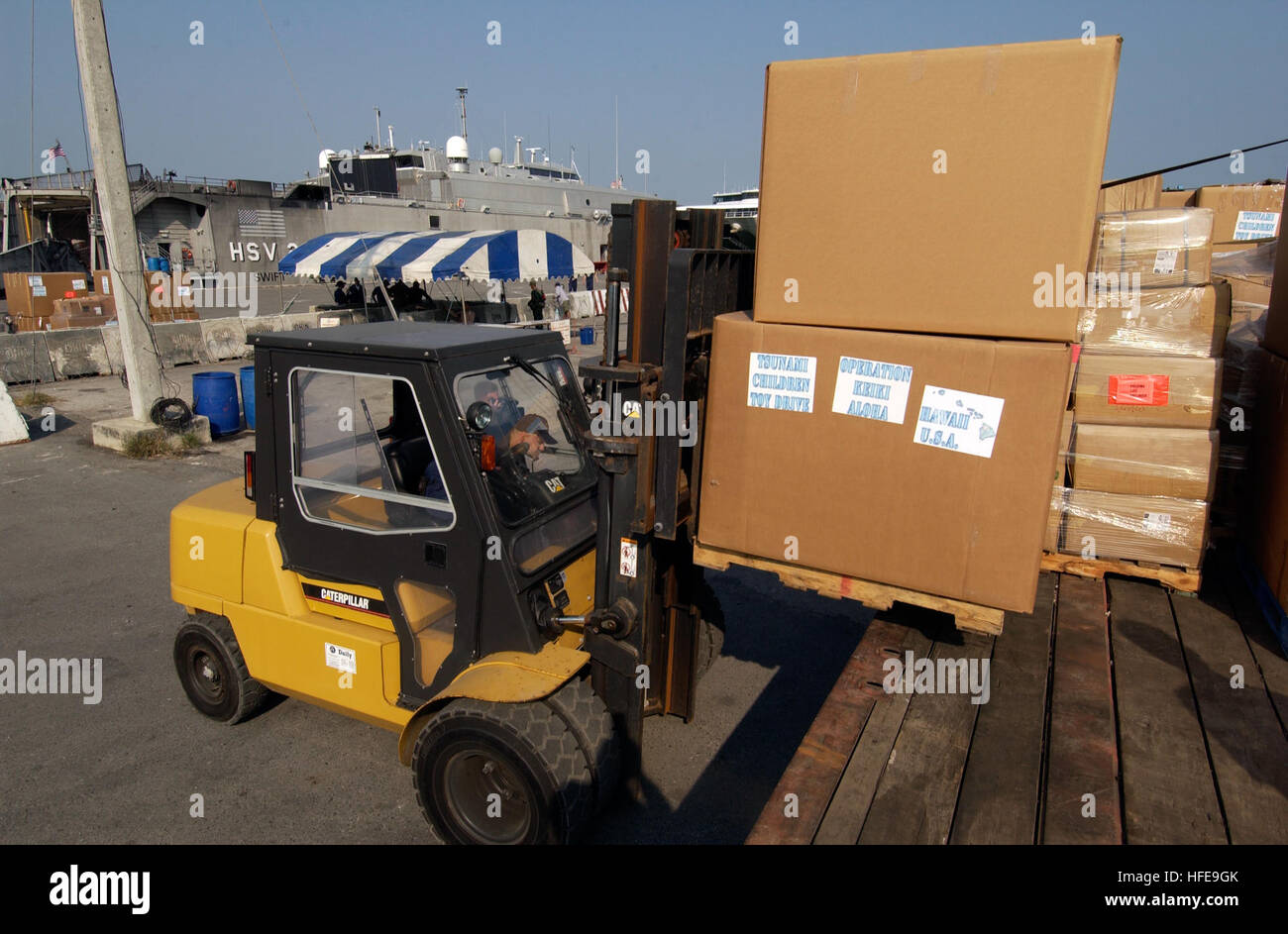050207-N-3642E-011 Sattahip, Thailand (7. Februar 2005) – Spielzeug gespendet von Militärpersonal in Hawaii stationiert sind ausgelagert, von hoher Geschwindigkeit Schiff zwei (HSV-2) "Swift" vor wird übergeben-Out für die Opfer der Tsunami-Katastrophe, die Südostasien getroffen. Mehr als 18.000 Marines, Matrosen, Flieger, Soldaten und Küste Gardisten mit kombiniert Unterstützung Kraft fünf drei sechs (CSF-536), verwüsteten arbeiten mit internationalen Militärs und nicht-Regierungs-Organisationen zugunsten der betroffenen Menschen in Thailand, Sri Lanka und Indonesien nach dem Tsunami die Region. Eine kombinierte Stützkraft der Gastgeberländer, civi Stockfoto