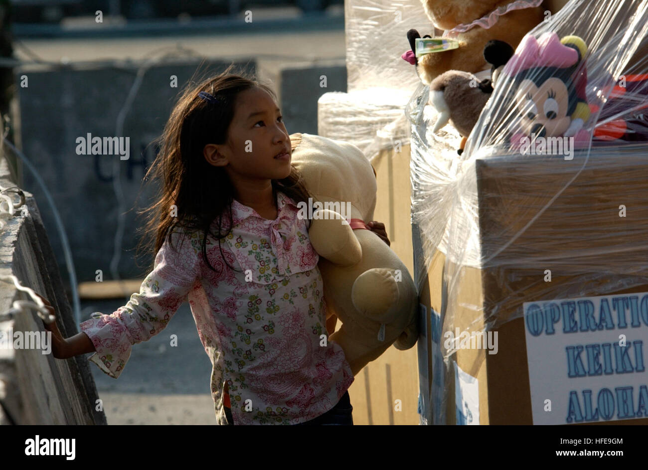 050207-N-3642E-012 Sattahip, Thailand (7. Februar 2005) – ein Kind aus Phuket, Thailand, Tipps, ein Spielzeug auf dem Chuc Sumet Porton Pier in Sattahip, Thailand nach hoher Geschwindigkeit Schiff zwei (HSV-2) "Swift" der Spielzeuge Lieferung und Tiere ausgestopfte. Die Spielzeuge wurden wurden gespendet von Militärpersonal in Hawaii stationiert und nach Thailand von Swift. Mehr als 18.000 Marines, Matrosen, Flieger, Soldaten und Küste Gardisten mit kombiniert Unterstützung Kraft fünf drei sechs (CSF-536), in Zusammenarbeit mit internationalen Streitkräfte und nicht-Regierungs-Organisationen an die betroffenen Menschen von Thailand, Sri Lanka unterstützen eine Stockfoto