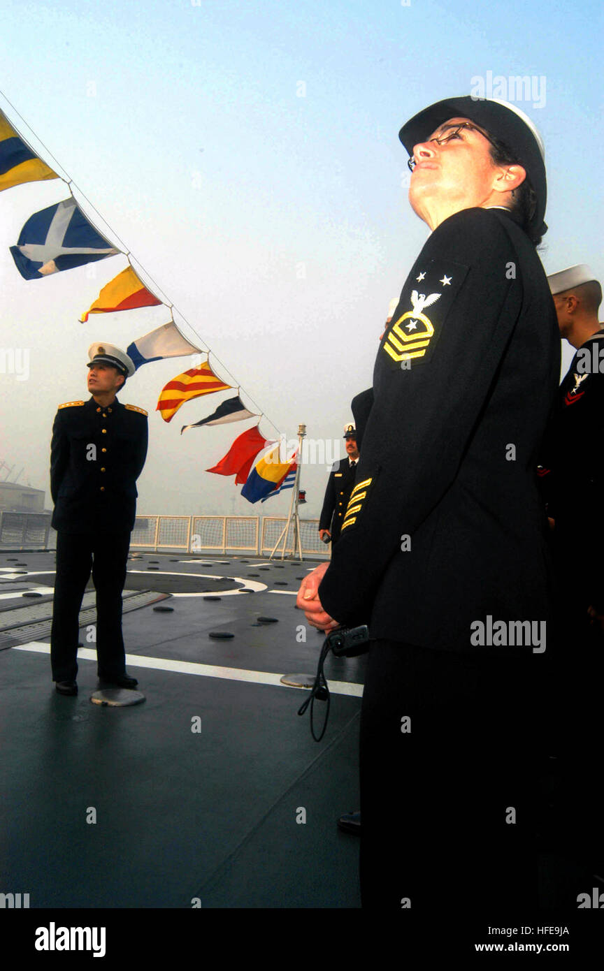 021125-N-1777B-001 Qingdao, China (25. November 2002)--Command Master Chief Laurel Davis von der US-Marine Spruance-Klasse Zerstörer USS Paul F. Foster (DD964) hört als Reiseleiter, der Volksrepublik China zugewiesen, Nordsee Flotte diskutiert Flugbetrieb auf den chinesischen Zerstörer Qingdao (DD-113).  Paul F. Foster, Gridley in Everett, Washington, ist das erste Schiff der US Navy, Volksrepublik China seit März 2001 zu besuchen nach dem Abschuss eines US Navy EP-3E "Unterbreitet" Aufklärer im April 2001. Foto: U.S. Navy Journalist 2. Klasse Shawn Burns. (FREIGEGEBEN) US Navy 021125-N-17 Stockfoto