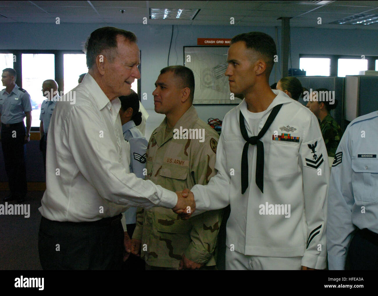 050219-N-4267W-025 Andersen Air Force Base, Guam (19. Februar 2005) - der ehemalige Präsident George H. W. Bush schüttelt die Hand des Generators 2. Klasse Donald Wintersteen, Naval Mobile Bau Bataillon sieben (NMCB-7), die geholfen Bemühungen um den Wiederaufbau in Sri Lanka haben nach der Tsunami die Region verwüstete zugeordnet. Präsidenten Bush und Clinton sind auf Tour, Sri Lanka, Thailand und Indonesien, um aus erster hand sehen, die Auswirkungen der Tsunami hatte auf Südost-Asien. Foto: U.S. Navy des Fotografen Mate Airman Paul Williams (freigegeben) US Navy 050219-N-4267W-025 Ex-Präsident George H. W. Bush schüttelt die hand Stockfoto