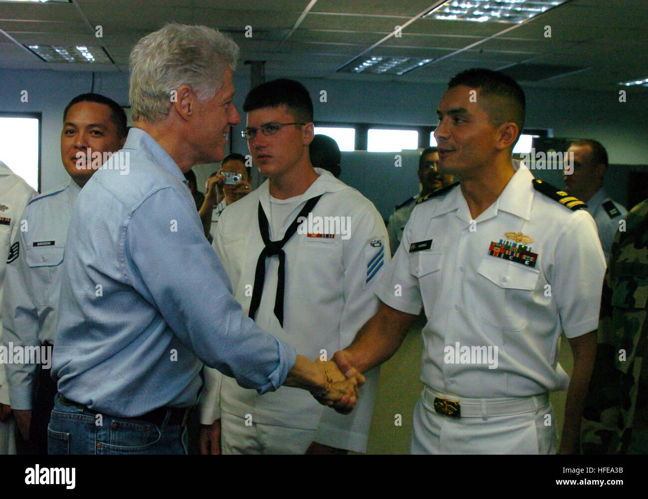 050219-N-4267W-042 Andersen Air Force Base, Guam (19. Februar 2005) - der ehemalige Präsident William J. Clinton schüttelt die Hand Lt. Jorge Cuadros, Naval Mobile Bau Bataillon sieben (NMCB-7), die geholfen Bemühungen um den Wiederaufbau in Sri Lanka haben nach der Tsunami die Region verwüstete zugeordnet. Präsidenten Bush und Clinton sind auf Tour, Sri Lanka, Thailand und Indonesien, um aus erster hand sehen, die Auswirkungen der Tsunami hatte auf Südost-Asien. US Navy Foto des Fotografen Mate Airman Paul Williams (freigegeben) US Navy 050219-N-4267W-042 ehemaliger Präsident William J. Clinton schüttelt die Hand Lt. Jorge Cua Stockfoto