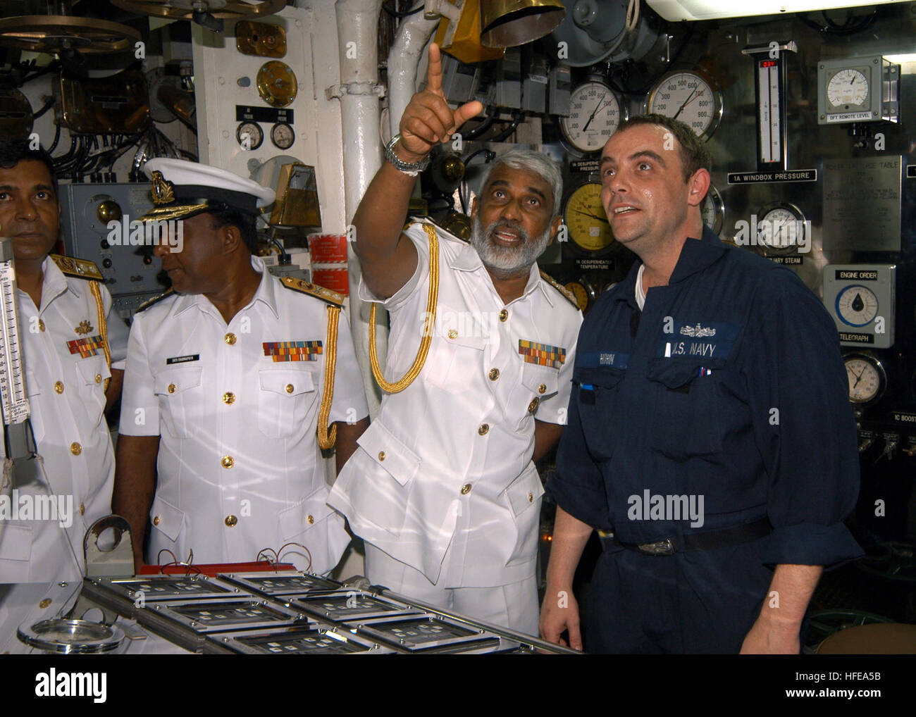 050221-N-4702D-060-Colombo, Sri Lanka (21. Februar 2005) - Maschinist Mate 1. Klasse Michael A. Hohn zeigt der Kommandant der Sri Lanka Navy, Vice Admiral D.W.K. Sandagiri, den verschiedenen Geräten ein Seemann muss überwachen, während auf der Uhr in der Schiffe Hauptraum engineering auf dem Befehl Schiff USS Blue Ridge (LCC-19). Blue Ridge, der siebten Flotte Flaggschiff besucht Colombo, Sri Lanka, Februar 20-21 und läuft derzeit auf eine geplante Bereitstellung. US Navy Foto vom Fotografen Mate Airman William J. Davis (freigegeben) uns Marine 050221-N-4702D-060 Maschinist Mate 1. Klasse Michael A. Hohn zeigt die Comm Stockfoto