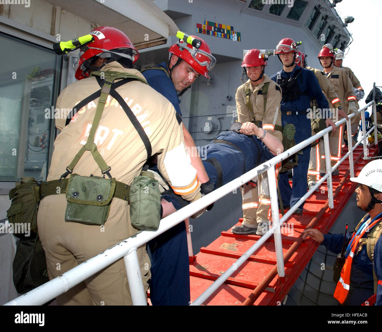 050228-N-9563N-003 Manama, Bahrain (28. Februar 2005) - Mitglieder des Naval Support Activity (NSA) Bahrain Emergency Response Team (ERT) trägt einen simulierten Unfall zu einem bestimmten medizinischen Bereich aus dem Bergwerk Gegenmaßnahme Schiff USS Cardinal (MHC-60) während des Trainings Wüste Seemann 2005. Übung-Wüste Seemann ist eine jährlichen zweiwöchigen Übung um sicherzustellen, dass Notfallhilfe Bemühungen lokaler bahrainische Direktionen im tatsächlichen Notfall gut abgestimmt sind. US Navy Foto vom Fotografen der 2. Klasse Phillip A. Nickerson Jr. (freigegeben) US Navy 050228-N-9563N-003 Mitglieder des Naval Support Act Mate Stockfoto