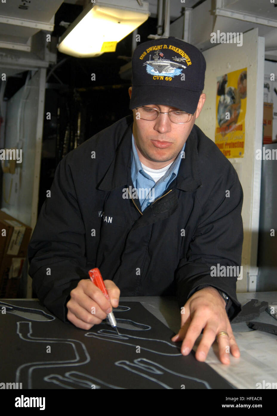 050228-N-5154G-003 Norfolk, Virginia (28. Februar 2005) - Flieger Apprentice Keith Vaughn, beauftragt, IM 4-Division, Aircraft Intermediate Maintenance Department (AIMD), Ausschnitt Silhouetten für Werkzeuge an Bord der Flugzeugträger der Nimitz-Klasse USS Dwight D. Eisenhower (CVN-69). Die Silhouette gibt der Mannschaft eine sofortige visuelle Verantwortlichkeit für Werkzeuge, die sicherstellen, dass keine Werkzeuge fehlen. Eisenhower hat vor kurzem ein drei-und-einhälfte Jahr tanken komplexen Überholung in der Werft Northrop Grumman Newport News. Foto: U.S. Navy Journalist 2. Klasse Shauna Garbiak (freigegeben) Marine 050228-N-5154G-003 Flieger Stockfoto