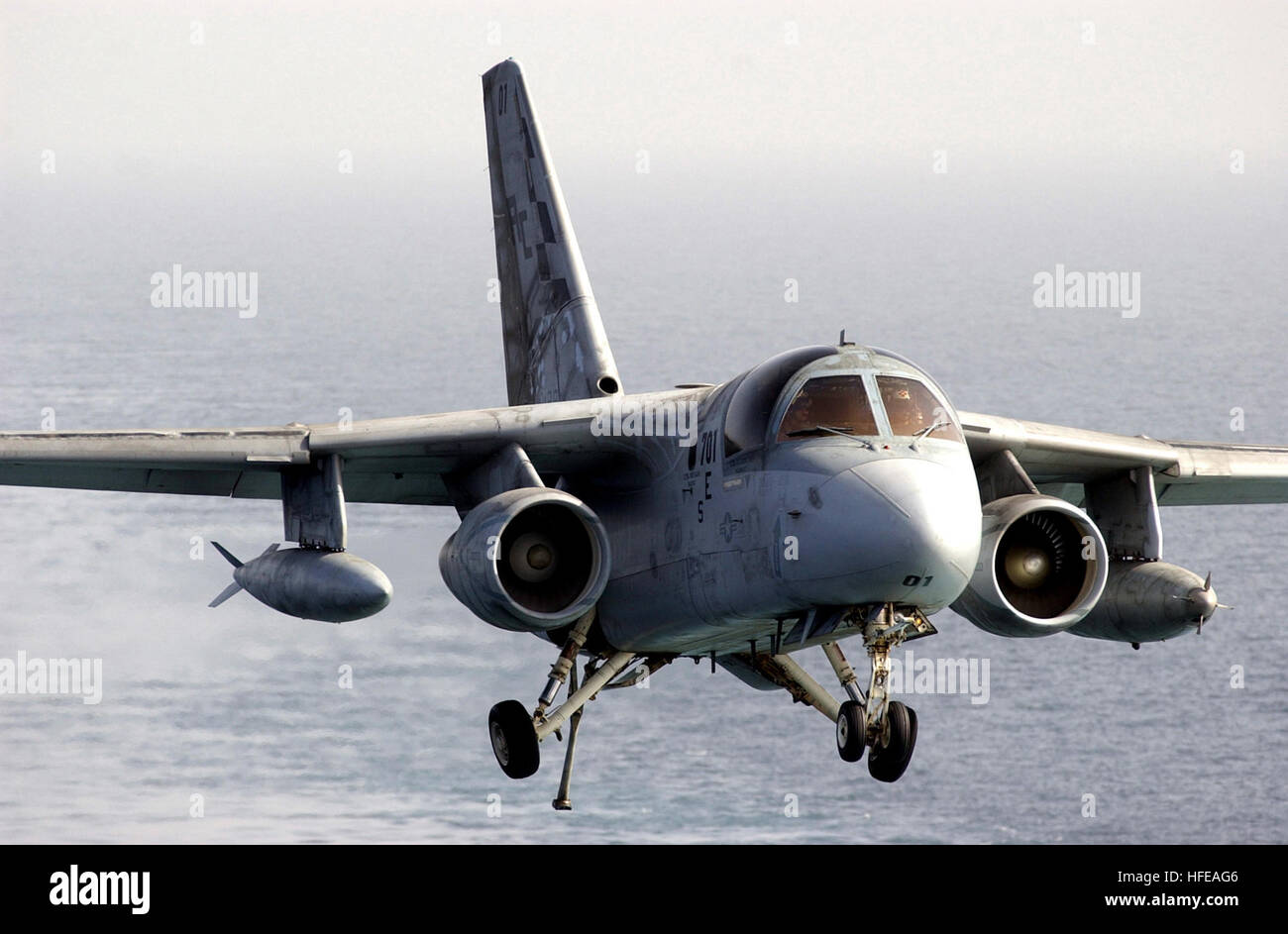 050303-N-2984R-161 Persischen Golf (3. März 2005) - eine S-3 b Viking, zugeordnet zu den "Checkmates" von Meer Control Squadron Two Two (VS-22), nähert sich das Flugdeck während Aircraft Recovery-Vorgänge an Bord der Flugzeugträger der Nimitz-Klasse USS Harry S. Truman (CVN-75). Carrier Air Wing drei (CVW-3) ist an Bord Truman eingeschlagen und leistet Luftnahunterstützung und Durchführung von Intelligenz Überwachung und Aufklärung über den Irak. Truman Carrier Strike Group ist auf eine regelmäßige Bereitstellung zur Unterstützung der globalen Krieg gegen den Terrorismus. Foto: U.S. Navy des Fotografen Mate Airman Ricardo Stockfoto