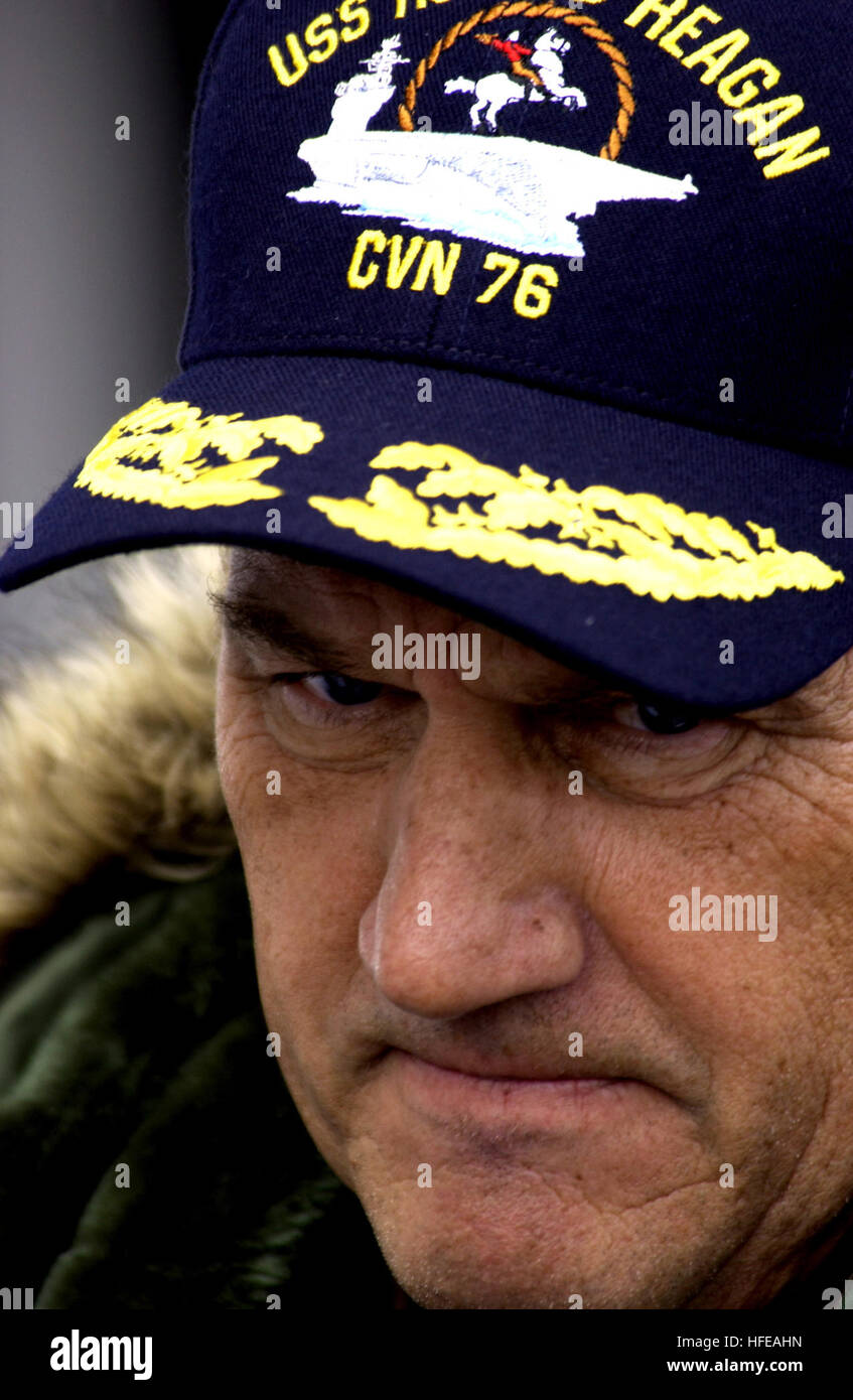 050304-N-8213G-121 San Diego, Kalifornien (4. März 2005) - Schauspieler Eric Pierpoint führt in einer Szene für das neue TV-show ÒFathomÓ, aus dem Flugdeck an Bord der USS Ronald Reagan (CVN-76). ÒFathomÓ ist eine Science-Fiction-TV-Show über einen Piloten und seinem Meer-Quests, die auf NBC ausgestrahlt werden. Der Nimitz-Klasse-Flugzeugträger Ronald Reagan derzeit im Hafen an Bord Naval Air Station North Island, Kalifornien US Navy Foto vom Fotografen Mate Airman Konstandinos Goumenidis (freigegeben ist) U.S. Navy 050304-N-8213 G-121 Schauspieler Eric Pierpoint führt in einer Szene für das neue TV-show zu ergründen, Stockfoto