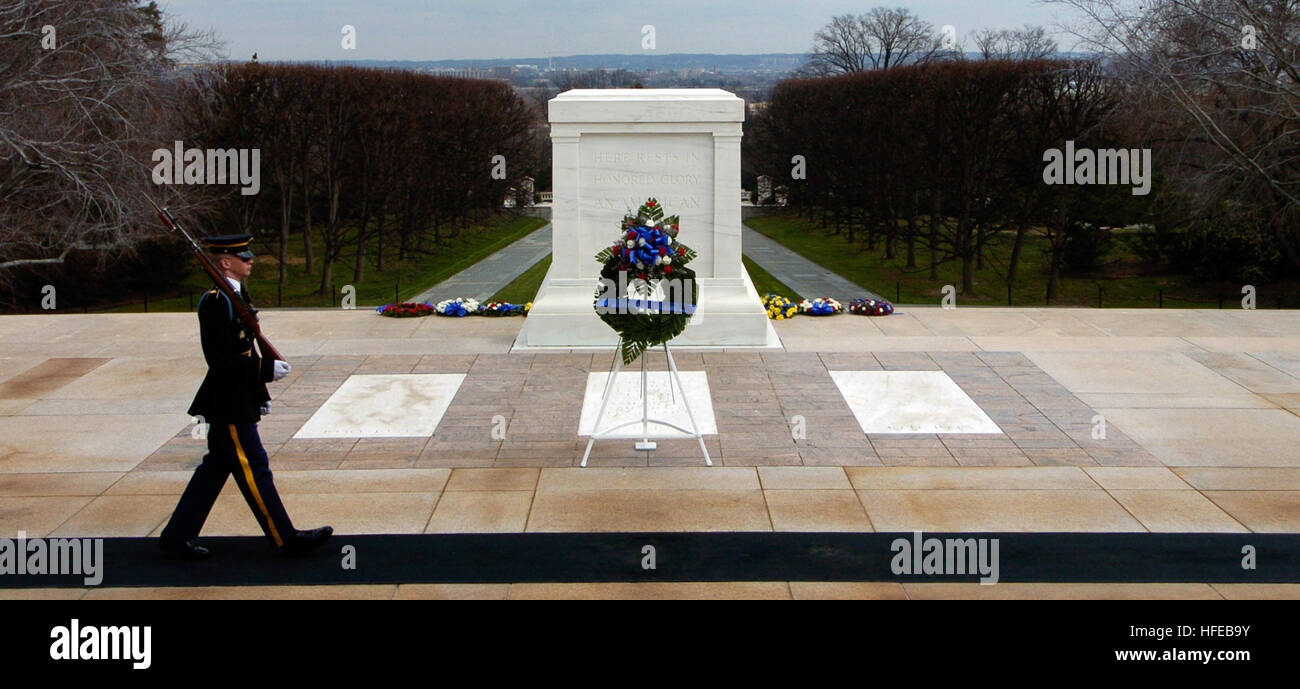 050324-N-0295M-244 Arlington, Virginia (24. März 2005) Ð Tomb Guard Pfc. Michael Steiner Märsche 21 Stufen hinunter die schwarz matte hinter dem Grabmal der unbekannten am Nationalfriedhof Arlington, VA. 21 Schritte wurde gewählt, weil es die höchste militärische Auszeichnung, die verliehen werden kann, die 21 Salutschüsse symbolisiert. Das Grabmal der unbekannten wird bewacht 24 Stunden am Tag, 365 Tage im Jahr und bei jedem Wetter durch Tomb Guard Wächter. Die Wächter, alle Freiwilligen gelten als das Beste aus der 3. US-Infanterie (die alte Garde), Hauptsitz gehabt an Fort Myer, Virginia, Vereinigte Staaten Marine Foto von PhotographerÕs Mate 2. Cla Stockfoto