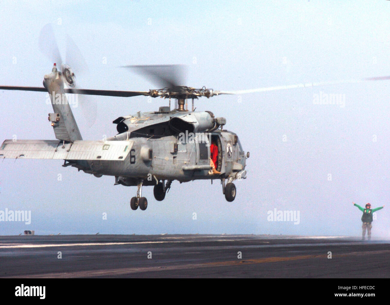 050425-N-3241H-038 Persischen Golf (25. April 2005) - Landing Stellwerkswärter angeworben, Airman Matthew Hennard Handzeichen benutzt, um eine SH-60F Seahawk angebracht, die "Eightballers" der Hubschrauber Anti-Submarine Squadron acht (HS-8) sicher auf dem Landeplatz zu leiten. Die Carl Vinson Carrier Strike Group ist derzeit bereitgestellt und Durchführung von Maßnahmen zur Erhöhung der multinationalen Streitkräfte im Irak und Sicherheit im Seeverkehr Operationen um die Voraussetzungen für Sicherheit und Stabilität in der Region am Persischen Golf. US Navy Foto vom Fotografen Mate Airman Refugio Carrillo (freigegeben) uns Marine 050425-N-94 Stockfoto