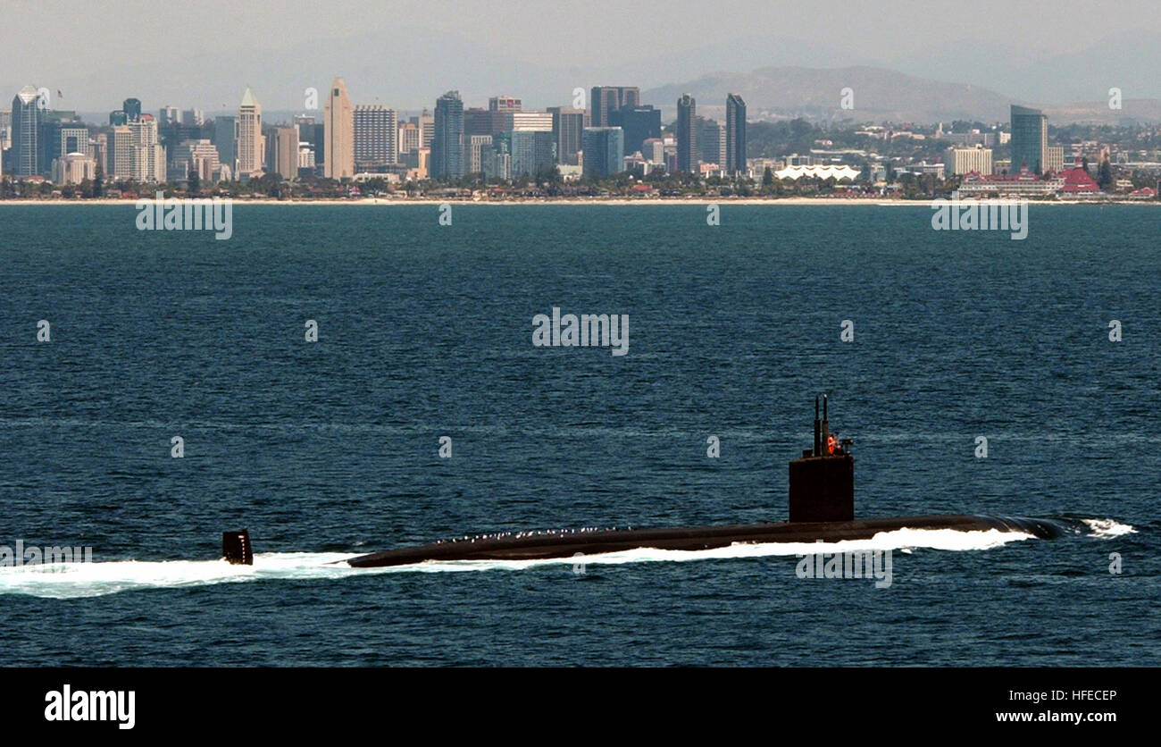 050427-N-7130B-087-Pazifik (27. April 2005) - der schnelle Angriff der Los-Angeles-Klasse u-Boot USS Jefferson City (SSN-759) im Gange in der Nähe von Hafen von San Diego nach Durchführung von Routineoperationen im Pazifischen Ozean. Schnellen Angriff u-Boote sollen suchen und zerstören feindliche u-Boote und Überwasserschiffe. Ihre primäre Aufgabe ist es, die Behandlung der modernen State-of-the-Art nicht-nuklearen u-Boote zu begegnen. US Navy Foto vom Fotografen der 3. Klasse Aaron Burd (freigegeben) US Navy 050427-N-7130B-087 schnellen Angriff Los-Angeles-Klasse-u-Boot USS Jefferson City (SSN-759) im Gange in der Nähe von San Diego Ha Mate Stockfoto