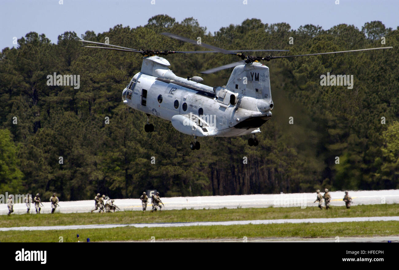 050507-N-0295M-014 Cherry Point, N.C (7. Mai 2005) - ein Hubschrauber CH-46E Sea Knight zugewiesen, der "Blue Knights" der Marine Medium Helicopter Squadron drei sechs fünf (HMM-365), bereitet sich auf land um zu holen, die Marines während des Starts der Marine Air-Ground Task Force (MAGTF) Demo am 2005 Marine Corps Air Station Cherry Point air Show. Die MAGTF-Demo zeigt die verschiedenen Aspekte dessen, was die verschiedenen Elemente der Feuerkraft, Luft- und Boden-Angriffe von dem Marine Corps verwendet. Der diesjährigen Luftfahrtschau präsentiert zivile und militärische Flugzeuge aus der Nation bewaffnete Kräfte, die Stockfoto