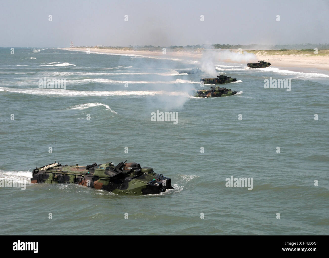 050518-N-2954M-014 Camp Lejeune, North Carolina (18. Mai 2005) - Amphibious Assault Fahrzeuge (AAV) stürmen die Strände von Camp Lejeune, North Carolina, während eine Fähigkeiten Übung (CAPEX). Die Flugabwehrpanzer wurden vom amphibischer Angriff Schiff USS Iwo Jima (LHD-7). Der geschlossene Aluminium-Rumpf von der AAV trägt bis zu 21 voll ausgestattete Marines vom Meer über Land. Der Turm ist mit einem 12,7 mm Maschinengewehr montiert. Foto: U.S. Navy des Fotografen Mate 3. Klasse Julianne F. Metzger (freigegeben) US Navy 050518-N-2954M-014 amphibischen Angriff Fahrzeuge (AAV) stürmen die Strände von Camp Lejeune, North Carolina, während eine Fähigkeiten abnehmen Stockfoto