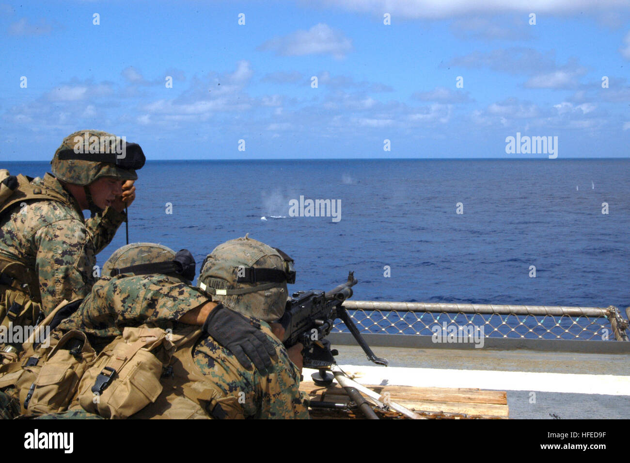 050521-N-2468S-010-Pazifik (21. Mai 2005) - Marines vom 2. Flotte Anti-Terrorism Security Team (schnell) Co., 3rd Platoon anzeigen Teamarbeit während der Durchführung live Brandschutzübungen Maschinengewehr an Bord USS Blue Ridge (LCC-19). Die schnellen Marines am Naval Waffen Station Yorktown, Virginia, werden an Bord der 7. US-Flotte Flaggschiff derzeit im Südpazifik eingesetzt. US Navy Foto vom Fotografen der 2. Klasse Terry Spanien (freigegeben) uns Navy Marines 050521-N-2468S-010 von 2. Flotte Anti-Terrorism Security Team (schnell) Mate Co., 3rd Platoon anzeigen Teamarbeit während der Durchführung von scharfer Munition Machi Stockfoto