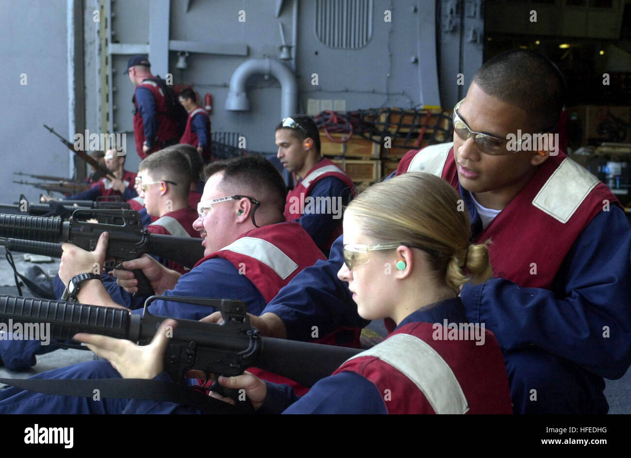 050527-N-7538D-004 Pazifik (27. Mai 2005) Ð TorpedomanÕs Mate 3. Klasse Francis Cruz von Yona, Guam, weist GunnerÕs Mate 3. Klasse Kristen Williams Waipahu, Hawaii, auf richtige Waffe Handhabung während einer m-16 Gewehr Qualifikation an Bord der USS Nimitz (CVN-68). Die Nimitz Carrier Strike Group ist derzeit auf einer regelmäßigen Bereitstellung zur Unterstützung der globalen Krieg gegen den Terrorismus. U.S. Navy Photo von PhotographerÕs Mate Airman rekrutieren Matthew Dammann (freigegeben) US Navy 050527-N-7538D-004 Torpedoman Mate 3. Klasse Francis Cruz von Yona, Guam, des Kanoniers weist Mate 3.Klasse Stockfoto