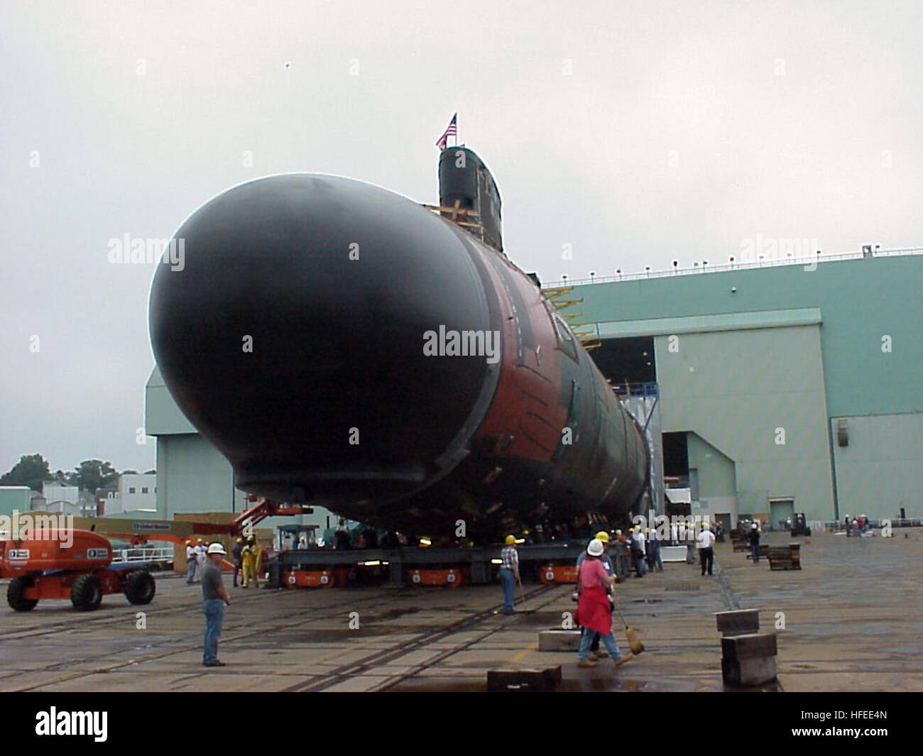 030803-N-0000 X-003 Groton, Connecticut (3. August 2003) - der US-NavyÕs neueste und fortschrittlichste nuklear angetriebene u-Boot und das Typschiff der Klasse, PCU Virginia (SSN-774) wird zum ersten Mal im Freien auf der General Dynamics Electric Boat Werft verschoben. Virginia ist die NavyÕs nur große Kämpfer bereit, die Flotte beizutreten, die mit der Zeit nach dem kalten Krieg Sicherheitsumgebung im Verstand entworfen wurde und verkörpert den Krieg und die operativen Fähigkeiten erforderlich, um die Litorale dominieren unter Beibehaltung Unterwasser Dominanz im offenen Ozean. Virginia und dem Rest der Schiffe dieser Klasse Stockfoto