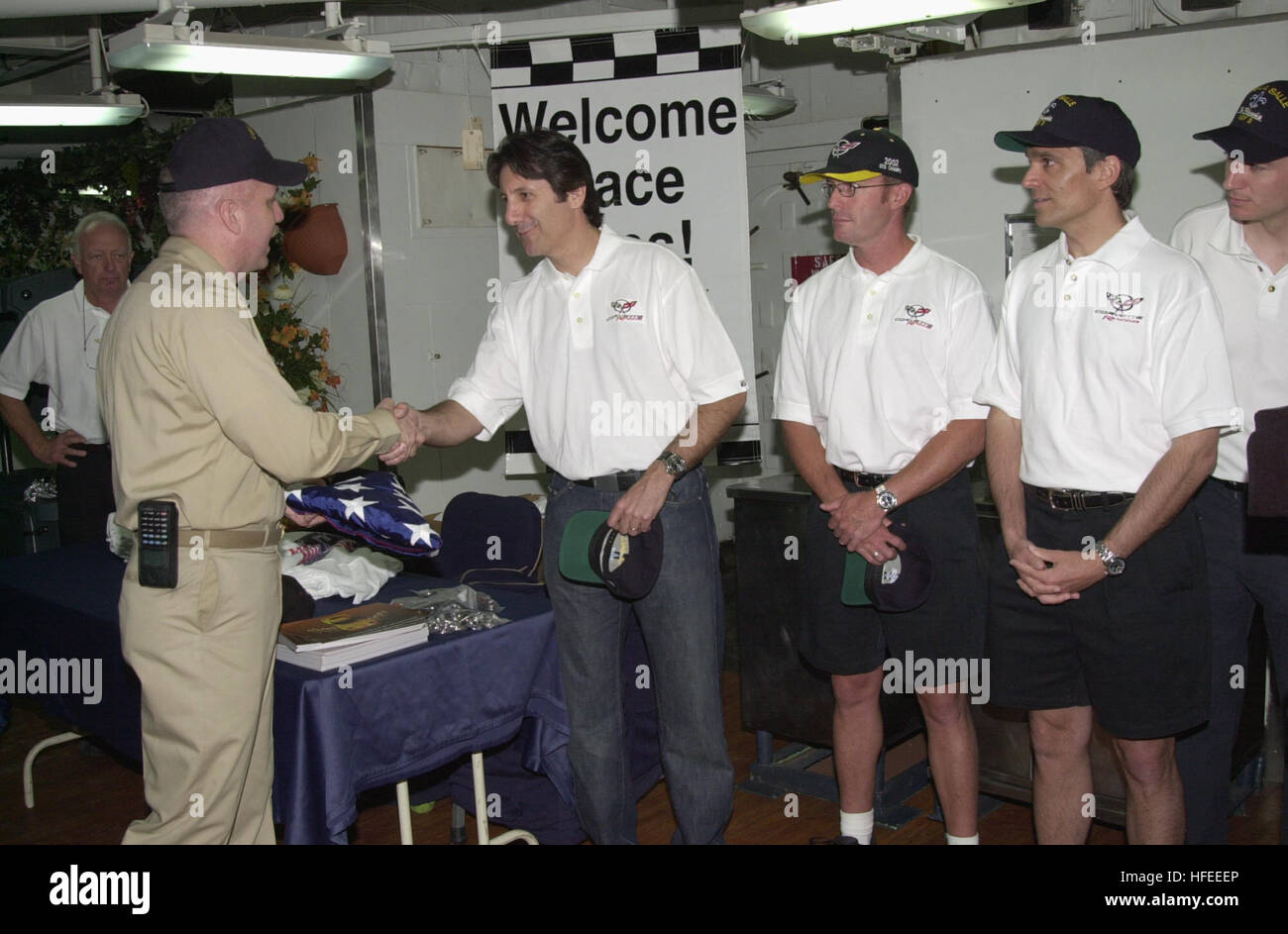 030509-N-0111R-002 Gaeta, Italien (9. Mai 2003)--GTS Fahrer Weltmeister Ron Fellows der amtierende empfängt der amtierende Command Master Chief an Bord der 6. US-Flotte Flaggschiff USS La Salle (AGF 3) bei einem Besuch in das Schiff von Corvette racing Team-Mitglieder eine amerikanische Flagge. Die Flagge wurde das Schiff überflogen und innerhalb eines Korvetten in den kommenden Rennen von Le Mans durchgeführt werden. Die Treiber verbrachte mehrere Stunden auf dem Schiff Chaos Decks, Autogramme und im Gespräch mit Matrosen.  Foto: U.S. Navy des Fotografen Mate 2. Klasse Todd Reeves.  (FREIGEGEBEN) US Navy 030509-N-0111R-002 Ron Fellows Stockfoto