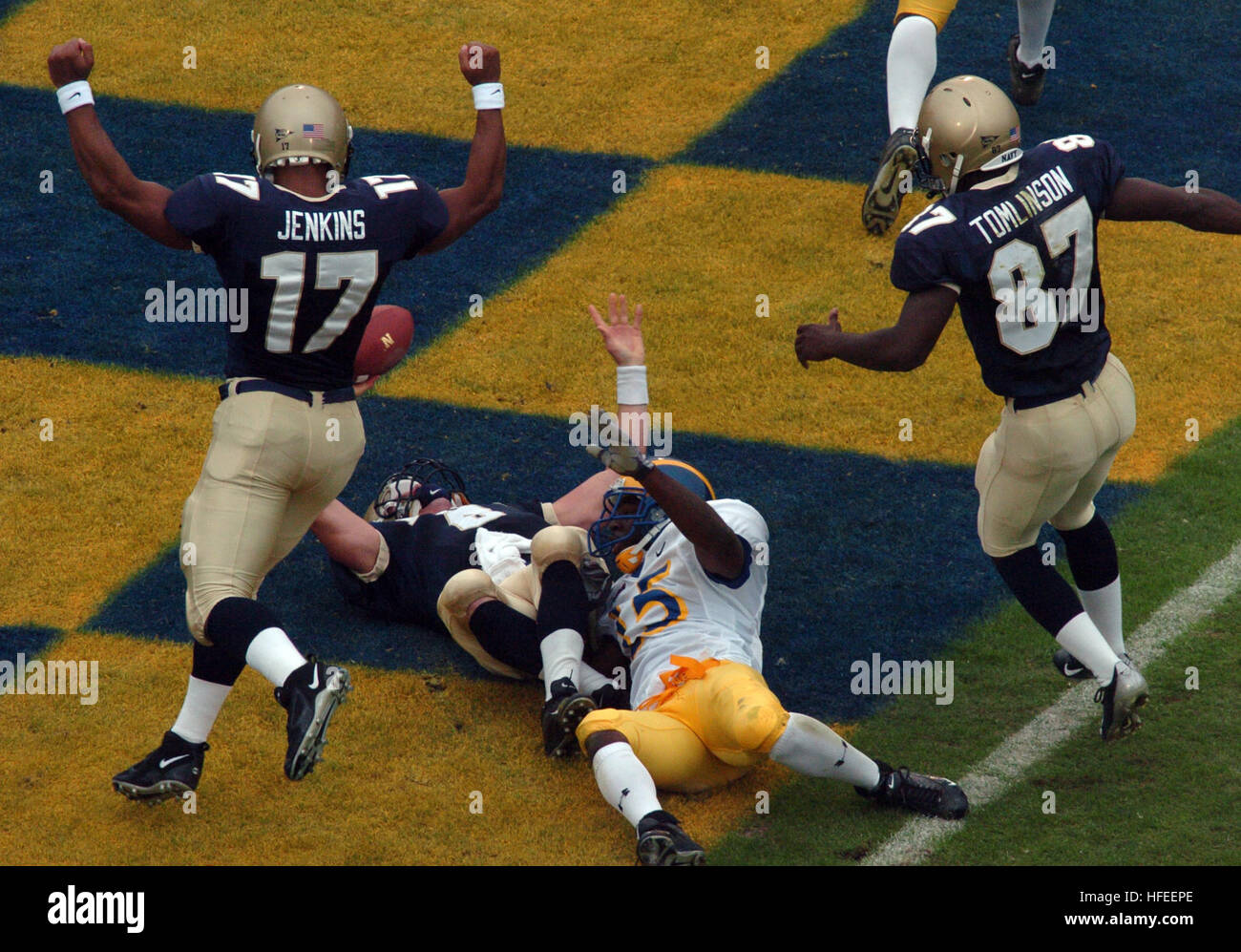 041030-N-9693M-022 Annapolis, MD. (30. Oktober 2004) Ð United States Naval Academy Midshipmen Amir Jenkins (17) und Jason Tomlinson (87) beitreten Quarterback Aaron Polanco (6) in der Endzone nach Polanco Touchdown gegen die Delaware blau Hennen. Zur Halbzeit führte die Marine Delaware 14-10 at Navy Marine Corps Memorial Stadium in Annapolis, MD. US Navy Foto von Damon J. Moritz (freigegeben) uns Marine 041030-N-9693M-022 United States Naval Academy Midshipmen Amir Jenkins (17) und Jason Tomlinson (87) beitreten Quarterback Aaron Polanco (6) in der Endzone nach Polanco Touchdown gegen die Delaware blau H Stockfoto