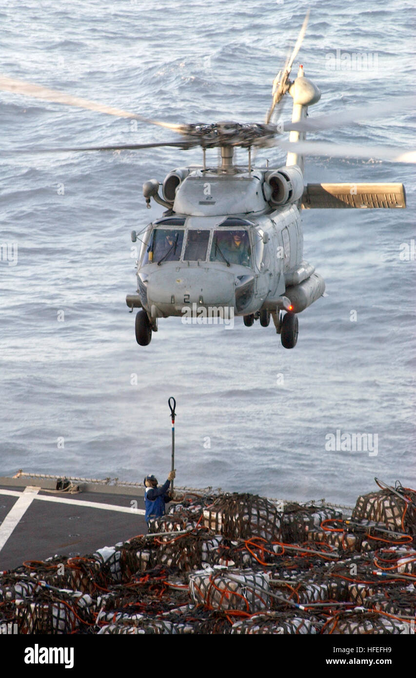 030209-N-5821P-001 an Bord der USS Kitty Hawk (CV-63) 9. Februar 2003 - ein SH-60F Seahawk zugewiesen "Ladegeräte" Hubschrauber u-Jagd-Geschwader eine vier (HS-14) Ansätze der Naval Fleet Auxiliary zwingen Öler USNS Rappahannock (T-AO 204) während einer vertikalen Nachschub. Kitty Hawk aktuelle Mission soll vorwärts Präsenz in der Region Asien/Pazifik, Durchführung von Schulungen und Übungen mit regionalen Verbündeten und stehen auf auftauchende nationale tasking, gegebenenfalls zu reagieren. Kitty Hawk ist die weltweit einzige permanente vorwärts bereitgestellt Flugzeugträger und betreibt aus Yokosuka, Japan Stockfoto