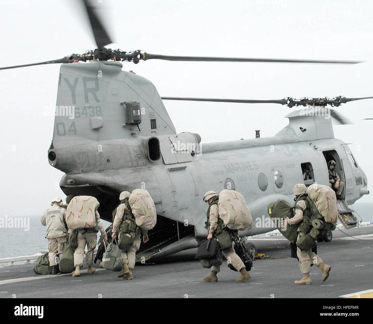 030212-N-2379 C-009 auf hoher See an Bord der USS Tarawa (LHA-1) 12. Februar 2003--US-Marines an den 15. Marine Expeditionary Unit (MEU) spezielle Operationen fähig (SOC) Board ein CH-46 'Sea Knight' Hubschrauber abfliegen für Einrichtungen in Kuwait zugewiesen.  Die Tarawa amphibische bereit Gruppe kam in den Persischen Golf in Mitte Februar im Rahmen einer regelmäßigen Bereitstellung.  Foto: U.S. Navy des Fotografen Mate 2. Klasse Ryan Kind.  (FREIGEGEBEN) US Navy 030212-N-2379C-009 US-Marines Landgang in Kuwait Stockfoto