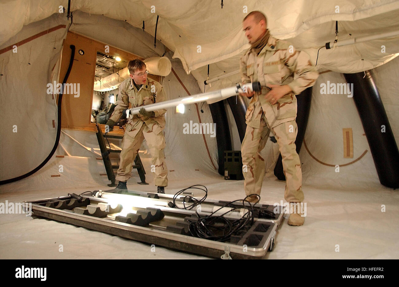 030217-F-8362B-012 Camp Coyote, Kuwait (17. Februar 2003)--US Navy Hospital Sanitätern 2. Klasse Johnathan Bradford und Thomas Miller montieren eine chemische biologische schützenden Unterschlupf (CBPS) während einer Trainingseinheit.  Die CBPS ist das Department of Defense neueste Technologie verwendet, um medizinisches Personal Schutz von chemischen und biologischen Arbeitsstoffen zu bieten, während medizinische Aufmerksamkeit für Soldaten im Feld.  Unteroffiziere Bradford und Miller werden von Naval Hospital Camp Pendleton, Kalifornien, und Naval Hospital Corpus Christi, Texas, zur Unterstützung der Operation Enduring Freedom eingesetzt.  US Air Stockfoto