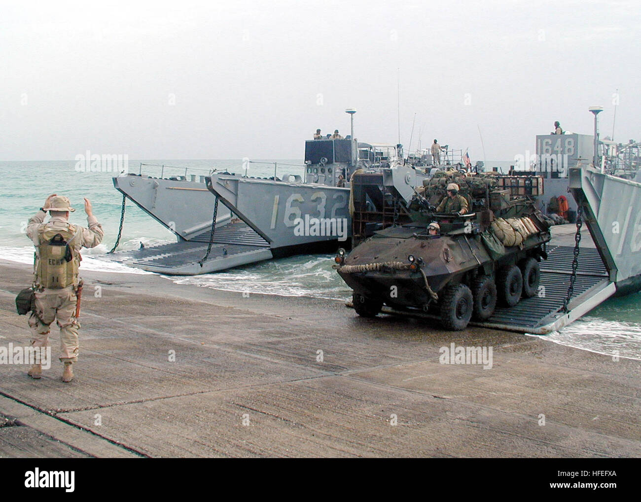 030212-N-1131G-016 Hafenanlage, Kuwait (12. Februar 2003)--US-Marines von den 15. Marine Expeditionary Unit (MEU) spezielle Operationen fähig (SOC) entladen ein leichtes gepanzertes Fahrzeug aus einer Landing Craft Utility (LCU), nachdem es in Kuwait an Land geht. Die Marines sind die San Diego ansässige amphibischer Angriff Schiff USS Tarawa (LHA-1) eingeleitet. Die Schiffe der Tarawa amphibische bereit Gruppe erreichten in der North Golfregion Mitte Februar im Rahmen einer sechsmonatigen Einsatz. Foto: U.S. Navy des Fotografen Mate 3. Klasse Taylor Goode. (FREIGEGEBEN) UNS Marine 030212-N-1131G-016-US-Marines des 15. Ma Stockfoto