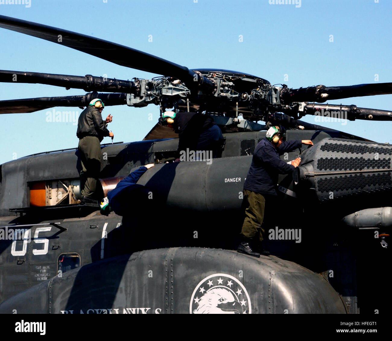 030325-N-2306S-003 Sigonella auf Sizilien (25. März 2003)--führt eine Wartungsmannschaft zugewiesen der ÒBlackhawksÓ Hubschrauber Mine Gegenmaßnahmen Squadron-15 (HM-15) Routine-Kontrollen auf eine MH-53E Sea Dragon auf der Naval Air Station (NAS), Sigonella. NAS-Sigonella bietet logistische Unterstützung für alle Commander Sixth Flotte und North American Treaty Organization (NATO) Kräfte im gesamten Mittelmeer.  Foto: U.S. Navy des Fotografen Mate 2. Klasse Jesaja Verkäufer III.  (FREIGEGEBEN) U.S. Navy 030325-N-2306S-003 A Wartungsmannschaft führt Routine-Kontrollen auf eine MH-53E Sea Dragon am Naval Air S Stockfoto