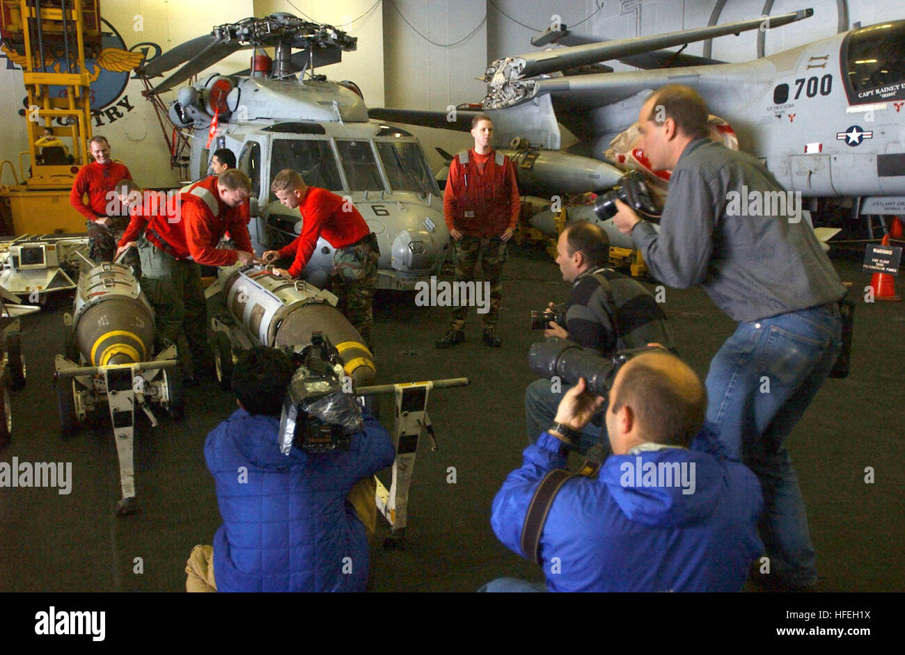 030321-N-4953E-030 das Mittelmeer (21. März 2003)--nehmen Mitglieder der Medien an Bord der USS Harry S. Truman (CVN-75) in Angriff genommen Bilder und Rekord-live-Aufnahmen der Luftfahrt Ordnancemen darstellende abschließende Qualitätssicherung und Kontrollen auf 2.000 lb gemeinsame gerichtete Angriff Munition (JDAMs) in das Schiff Hangarbucht.  JDAMs gibt Anleitung-Kits, die bestehenden ungelenkte Bomben präzisionsgelenkte Munition der "intelligenten" umzuwandeln. Heckteil enthält ein Inertiales Navigationssystem (INS) und ein global positioning System (GPS).  Eine JDAM verbessert die Genauigkeit der ungelenkte Bomben bei jedem Wetter. Stockfoto